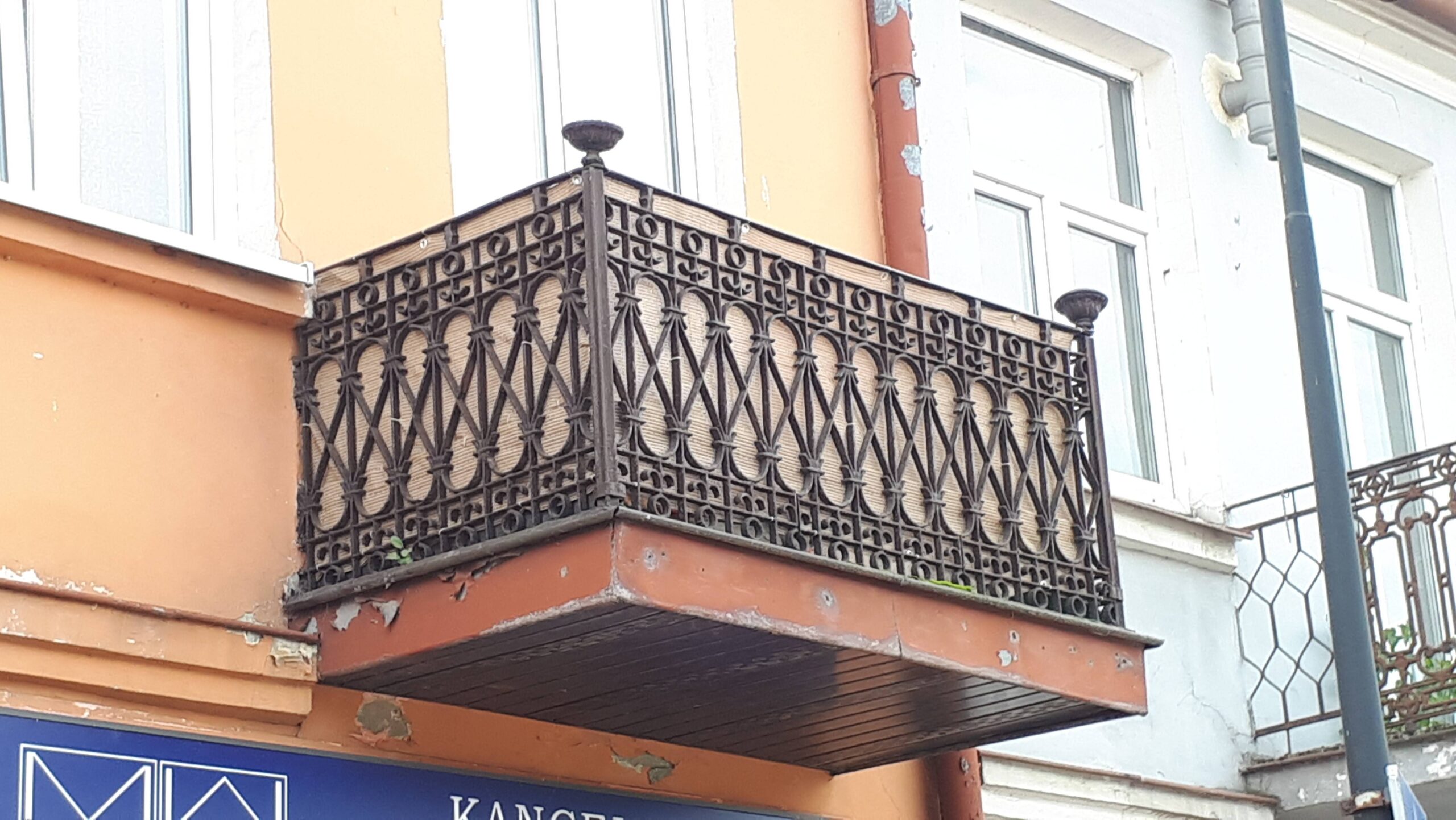 Elewacja frontowa. Prawy balkon I-go piętra. Fot. Robert Marcinkowski 2022 r., źródło: Res in Ornamento II.