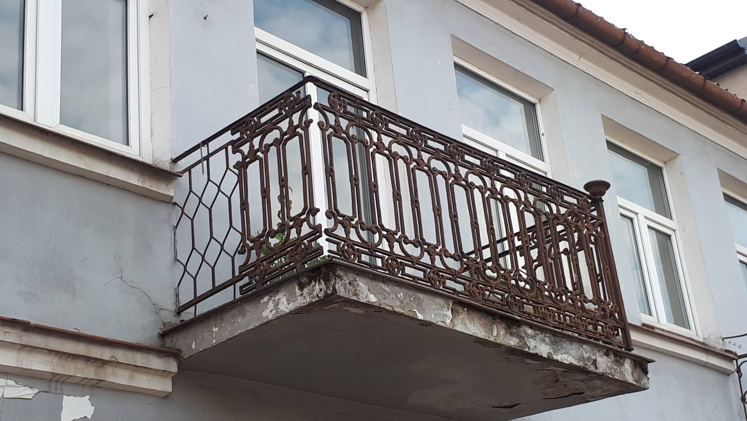 Elewacja frontowa. Balkon lewy. Żeliwna balustrada. Fot. Robert Marcinkowski 2022 r., źródło: Res in Ornamento II.