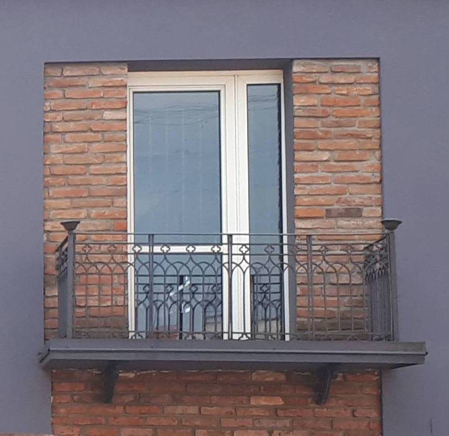Elewacja frontowa. Prawy, zachodni balkon. Fot. Robert Marcinkowski 2022 r., źródło: Res in Ornamento II.