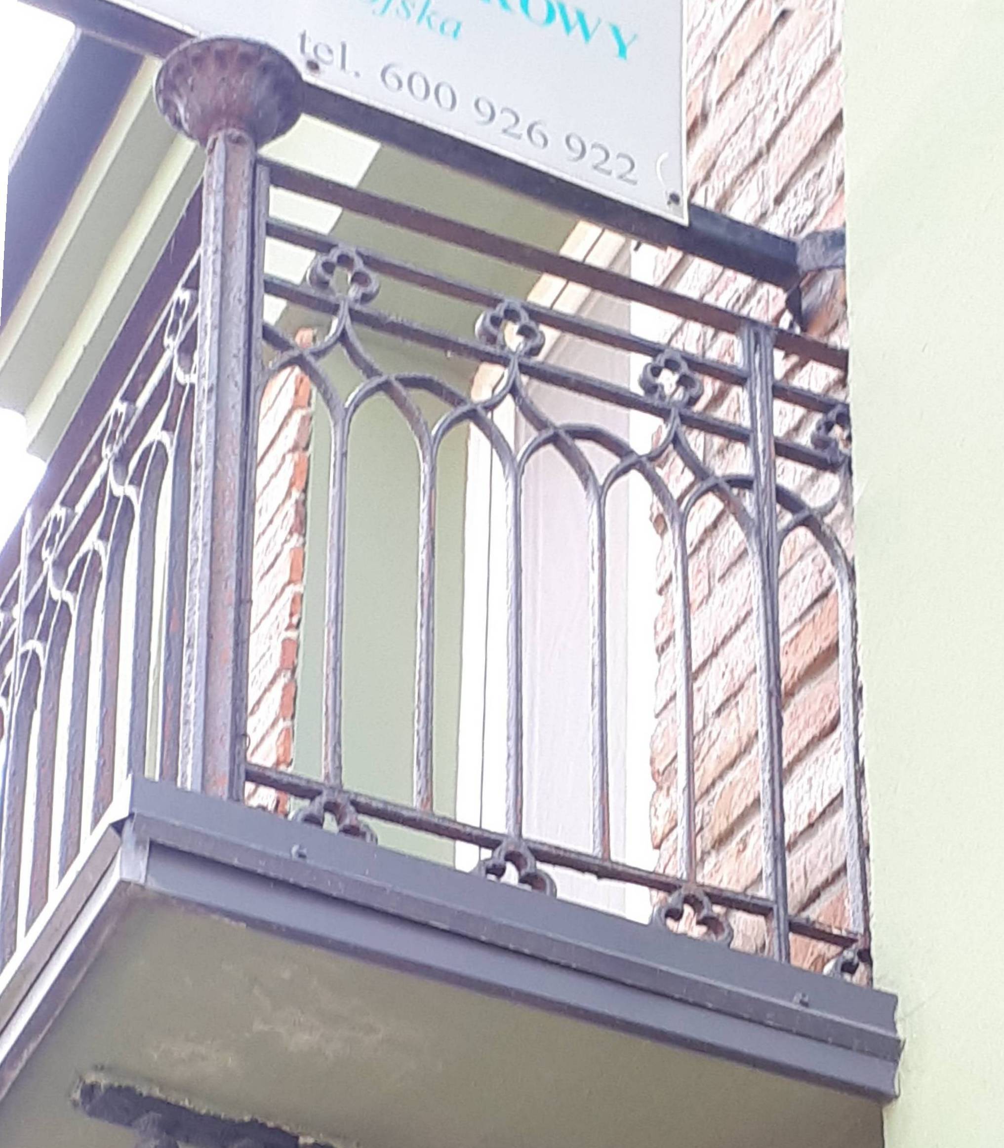 Elewacja frontowa. Lewy, wschodni balkon - balustrada. Fot. Robert Marcinkowski 2022 r., źródło: Res in Ornamento II.