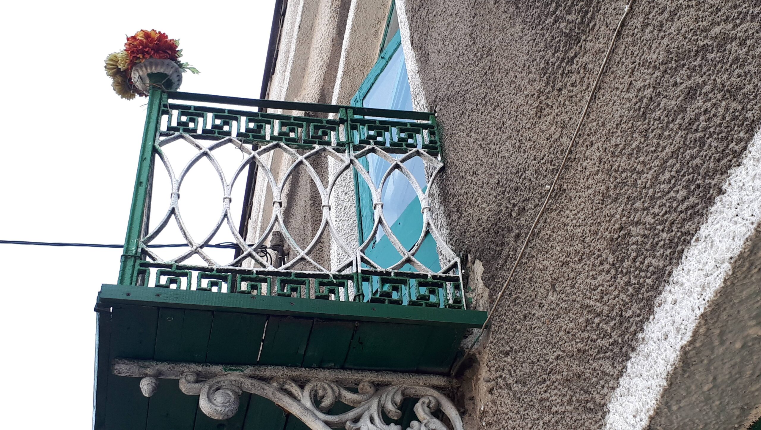 Elewacja frontowa. Balkon I-go piętra. Żeliwna balustrada. Fot. Robert Marcinkowski 2022 r., źródło: Res in Ornamento II.