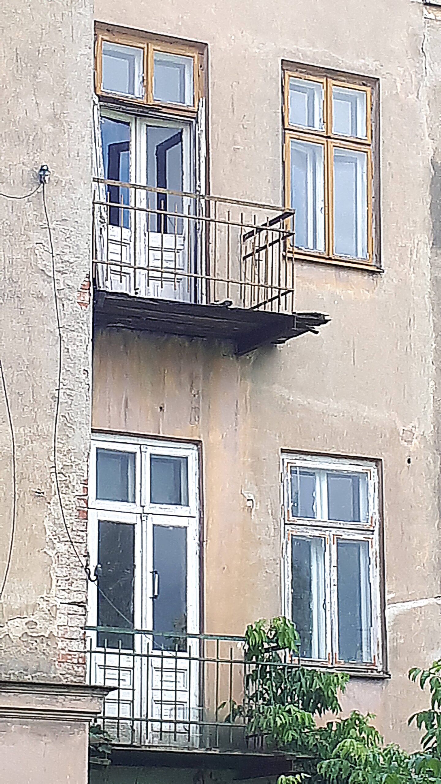 Elewacja tylna. Balkony I i II piętra. Fot. Robert Marcinkowski 2022 r., źródło: Res in Ornamento II.