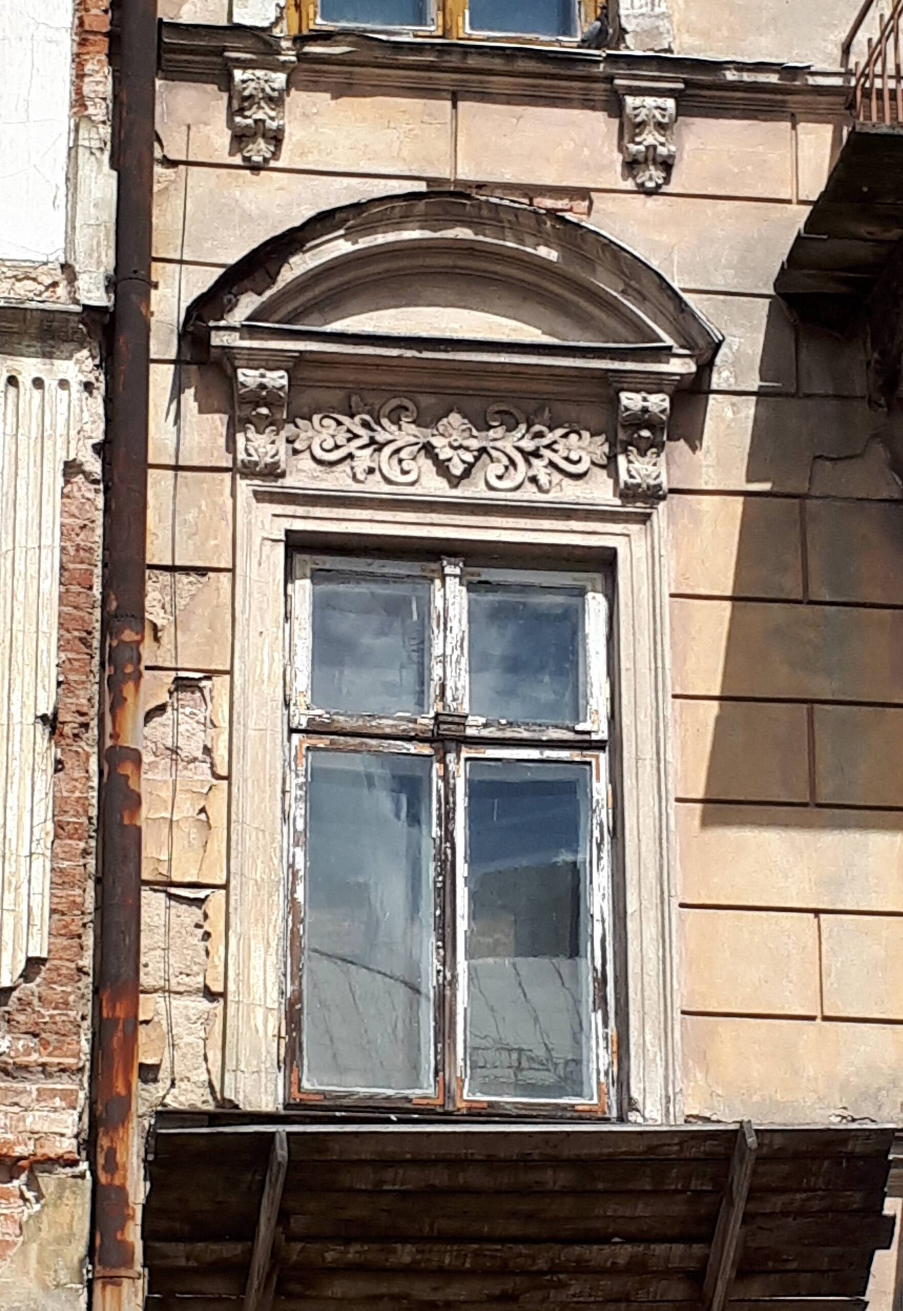 Elewacja frontowa - okno i piętra (pierwsze od lewej). Oryginalna stolarka. Fot. Robert Marcinkowski 2022 r., źródło: Res in Ornamento II.