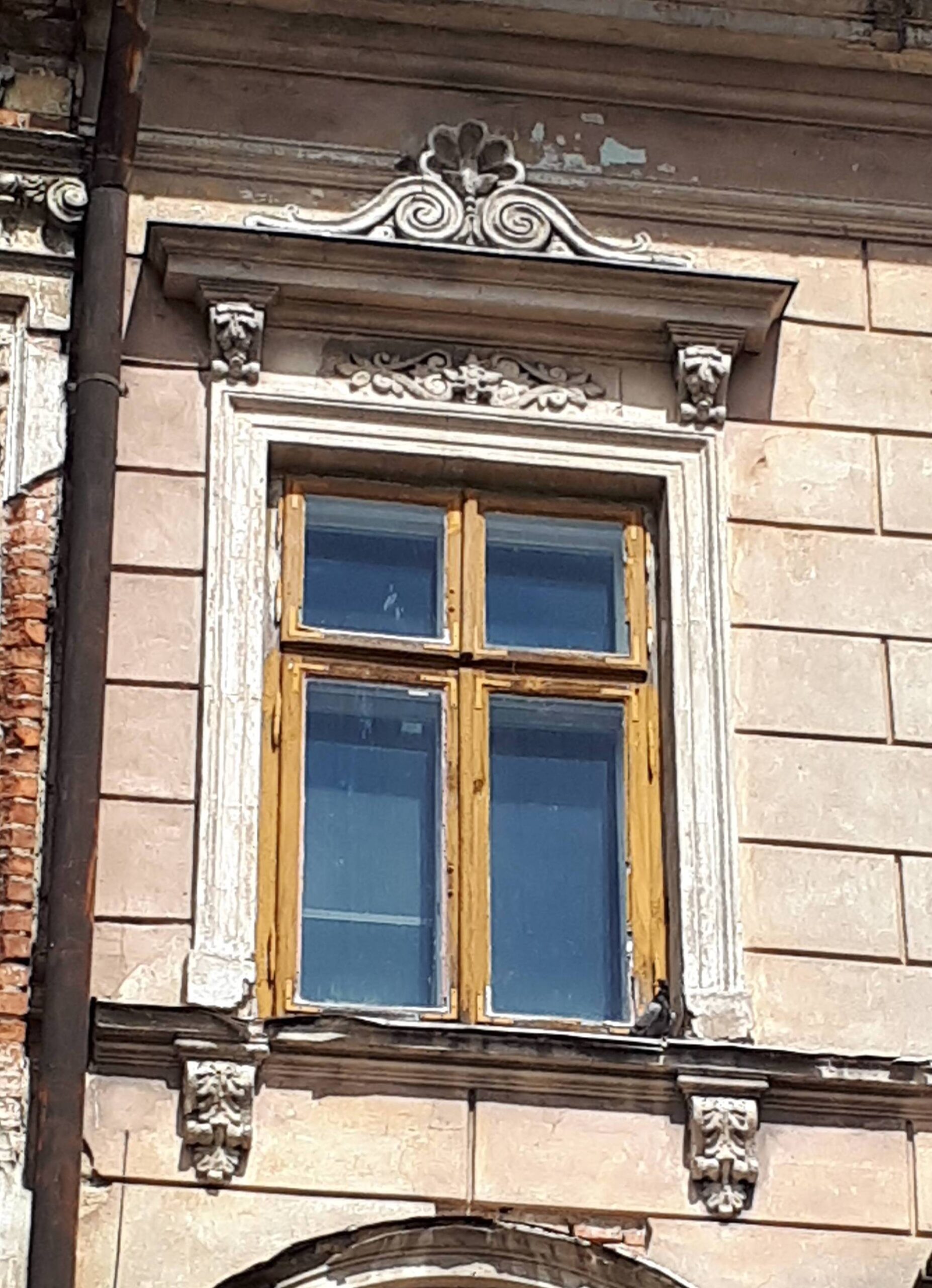 Elewacja frontowa - II piętro. Okno pierwsze od lewej (od zachodu) . Fot. Robert Marcinkowski 2022 r., źródło: Res in Ornamento II.