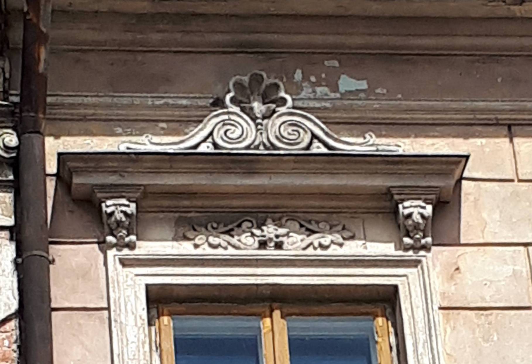 Elewacja frontowa. Naczółek skrajnego okna II-go piętra. Okno pierwsze od lewej (od zachodu) . Fot. Robert Marcinkowski 2022 r., źródło: Res in Ornamento II.