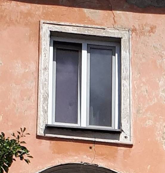 Elewacja Frontowa. Oprawa okna II piętra. Okno pierwsze od lewej. Fot. Robert Marcinkowski 2022 r., źródło: Res in Ornamento II.