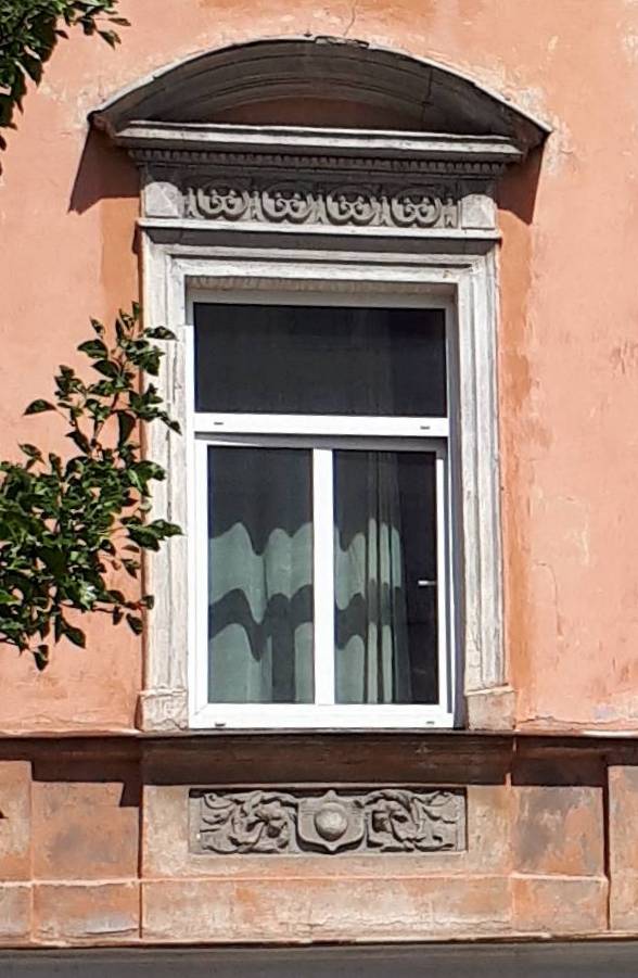 Elewacja Frontowa. Oprawa okna I piętra. Okno pierwsze od lewej. Fot. Robert Marcinkowski 2022 r., źródło: Res in Ornamento II.