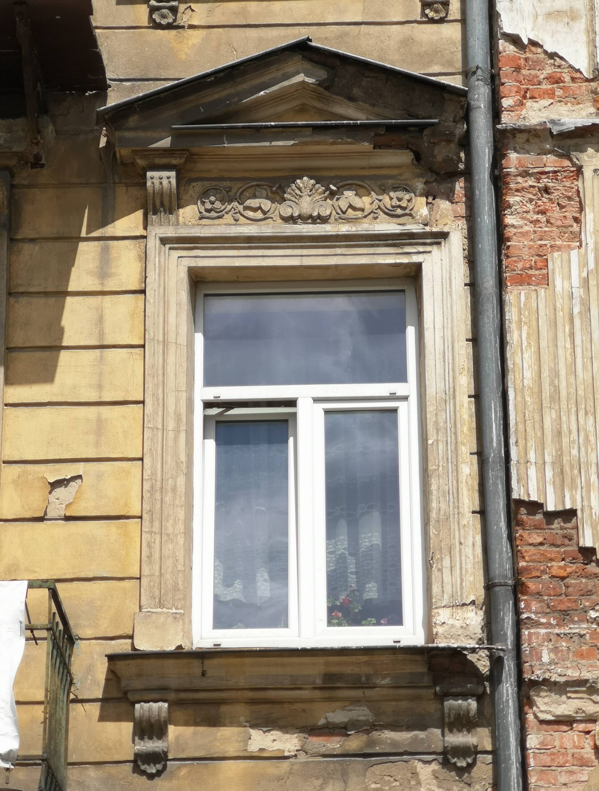 Elewacja frontowa. Oprawa okna I piętra. Okno czwarte od lewej. Fot. Bożena Rudzisz 2022 r., źródło: Res in Ornamento II.
