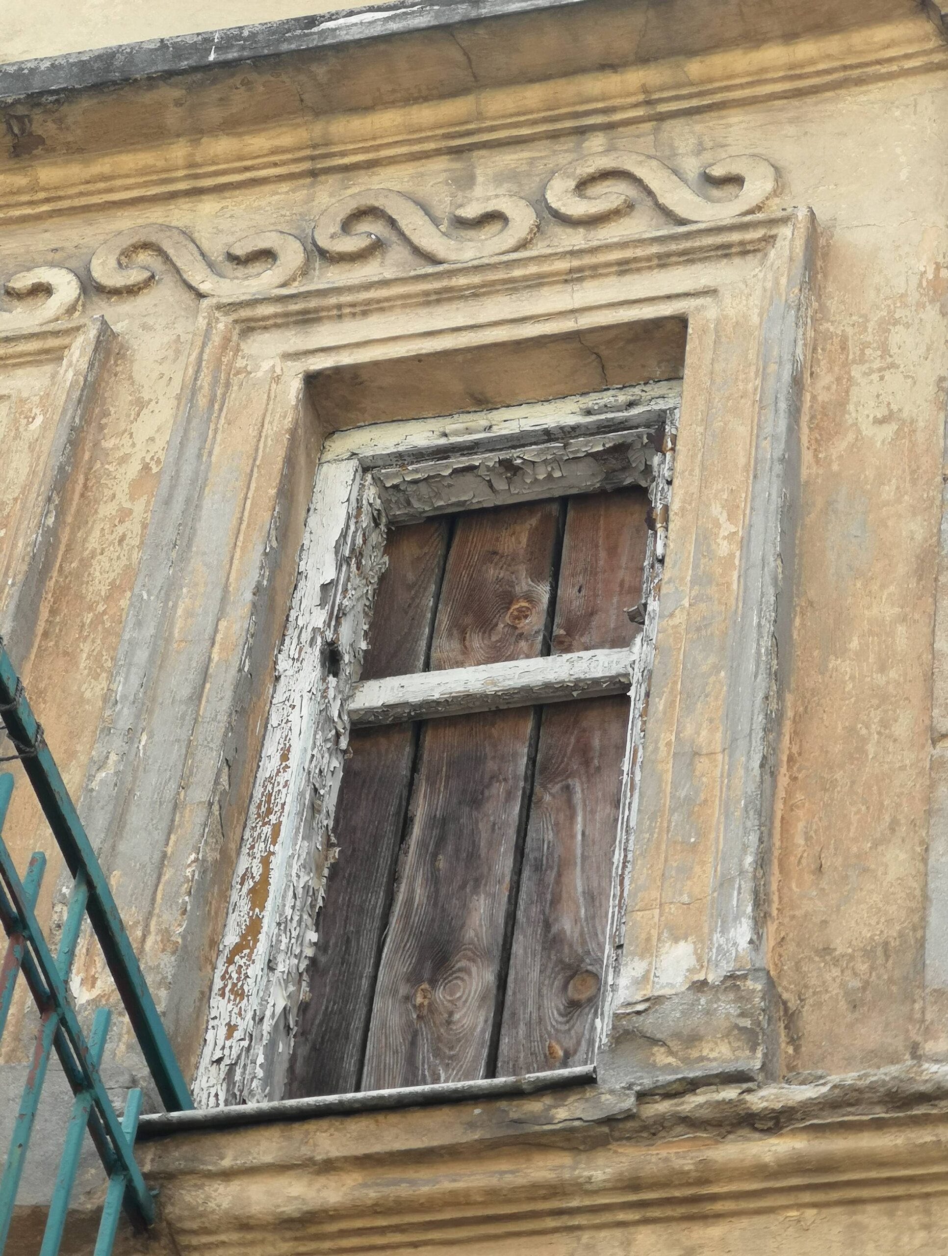 Elewacja frontowa. Okno po prawej stronie balkonu I piętra i fragment fryzu. Fot. Bożena Rudzisz 2022 r., źródło: Res in Ornamento II.