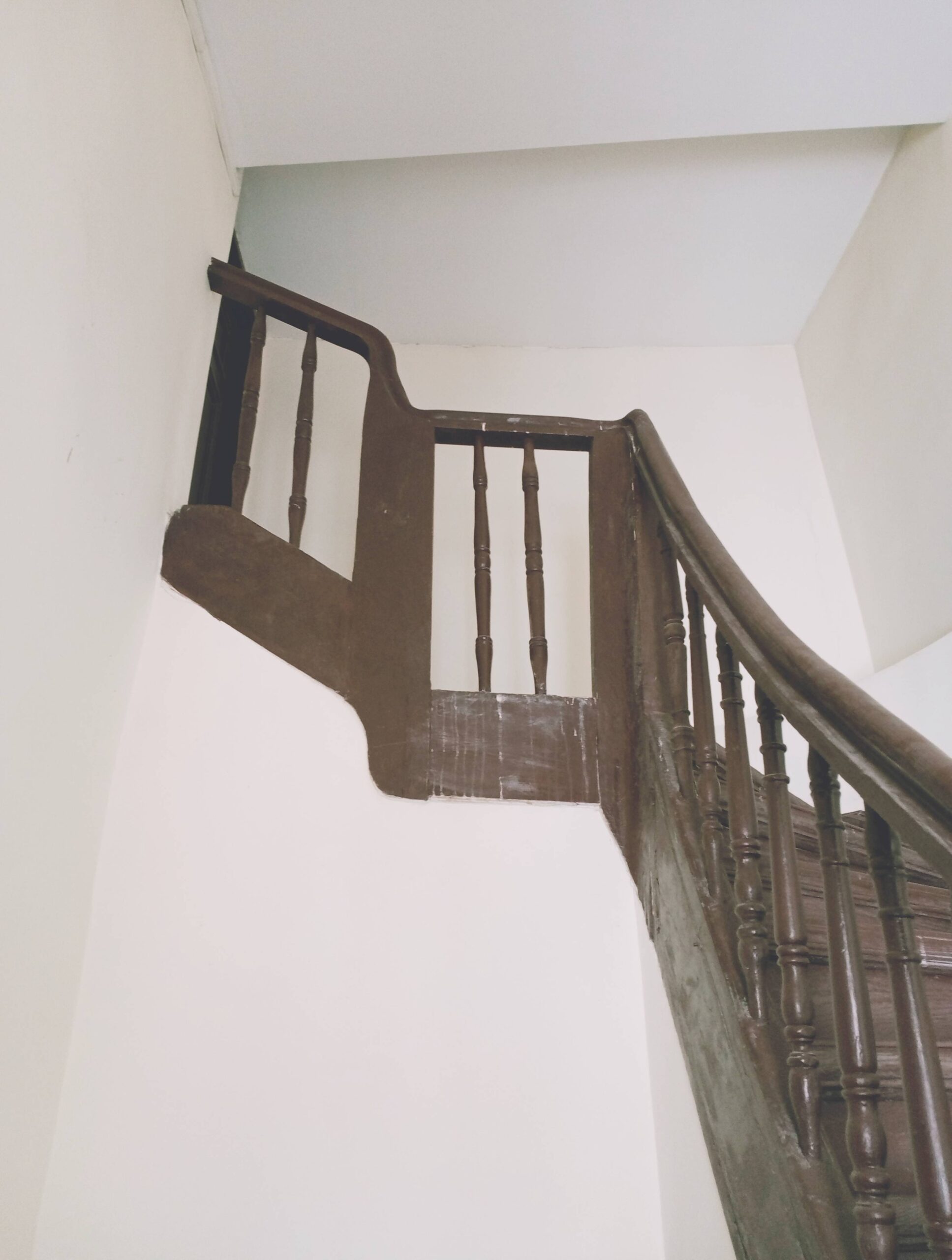 Klatka II - kuchenna. Drewniane schody. Ostatnie piętro. Fot. Mariusz Chodowiec 2022 r., źródło: AOD III.