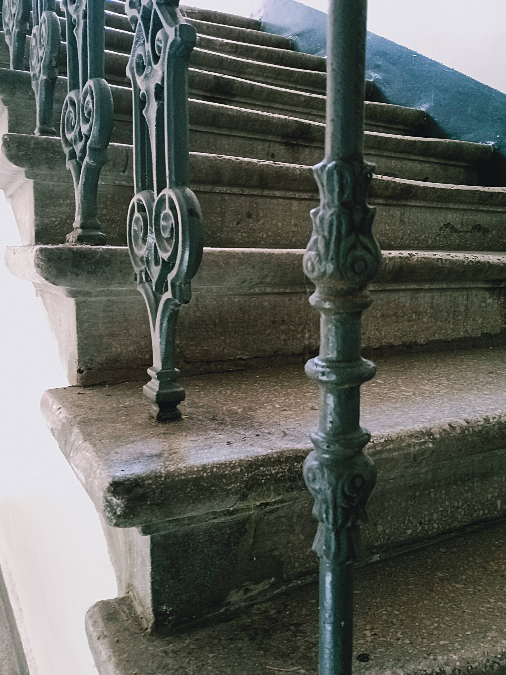 Klatka schodowa - oryginalna balustrada z żeliwnych tralek. Schody z lastriko - oryginał. Fot. Mariusz Chodowiec 2022 r., źródło: AOD III