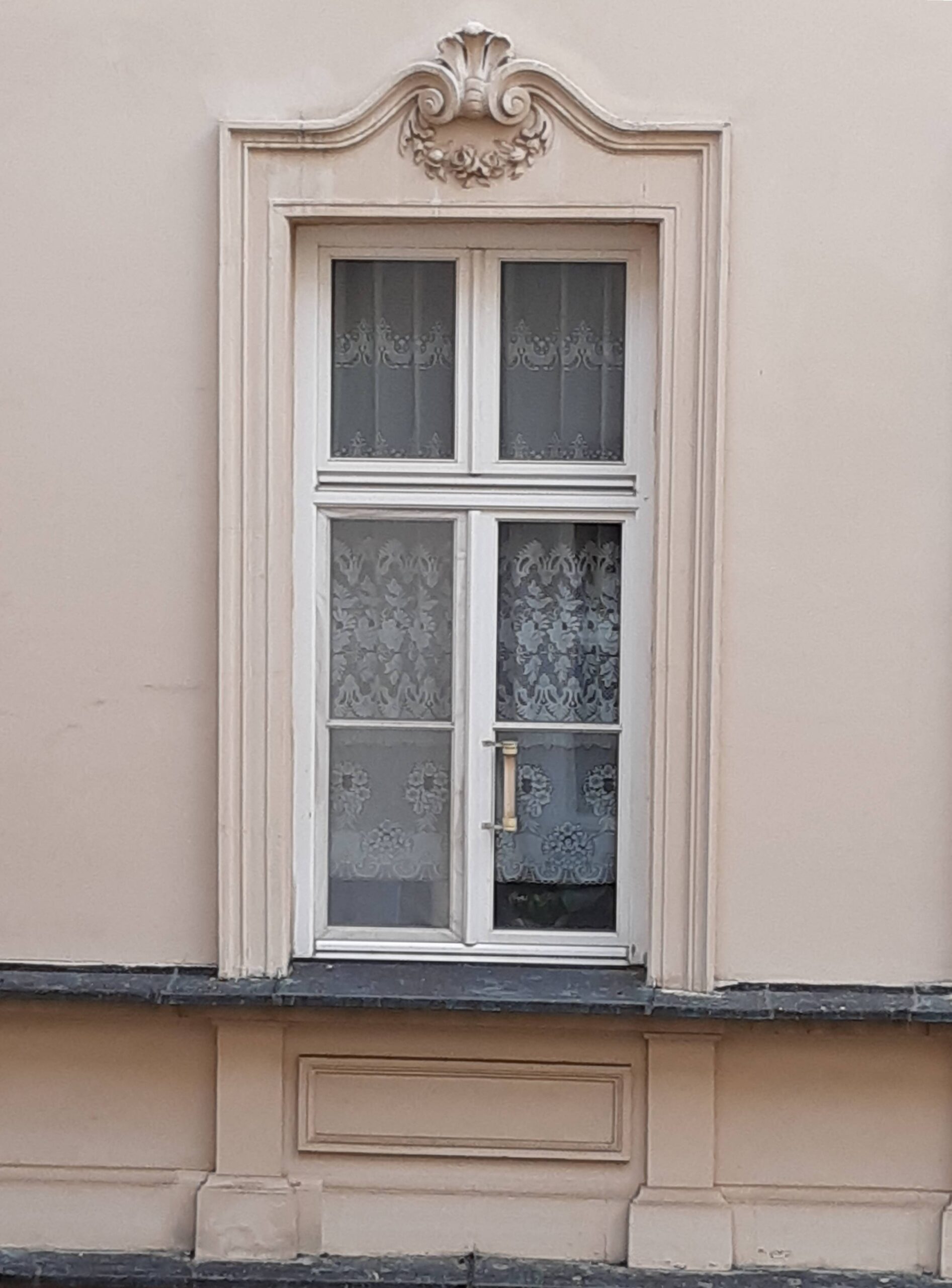 Podwórze. Oprawa okna I-go piętra. Fot. Agnieszka Sienkiewicz 2022 r., źródło: AOD III.