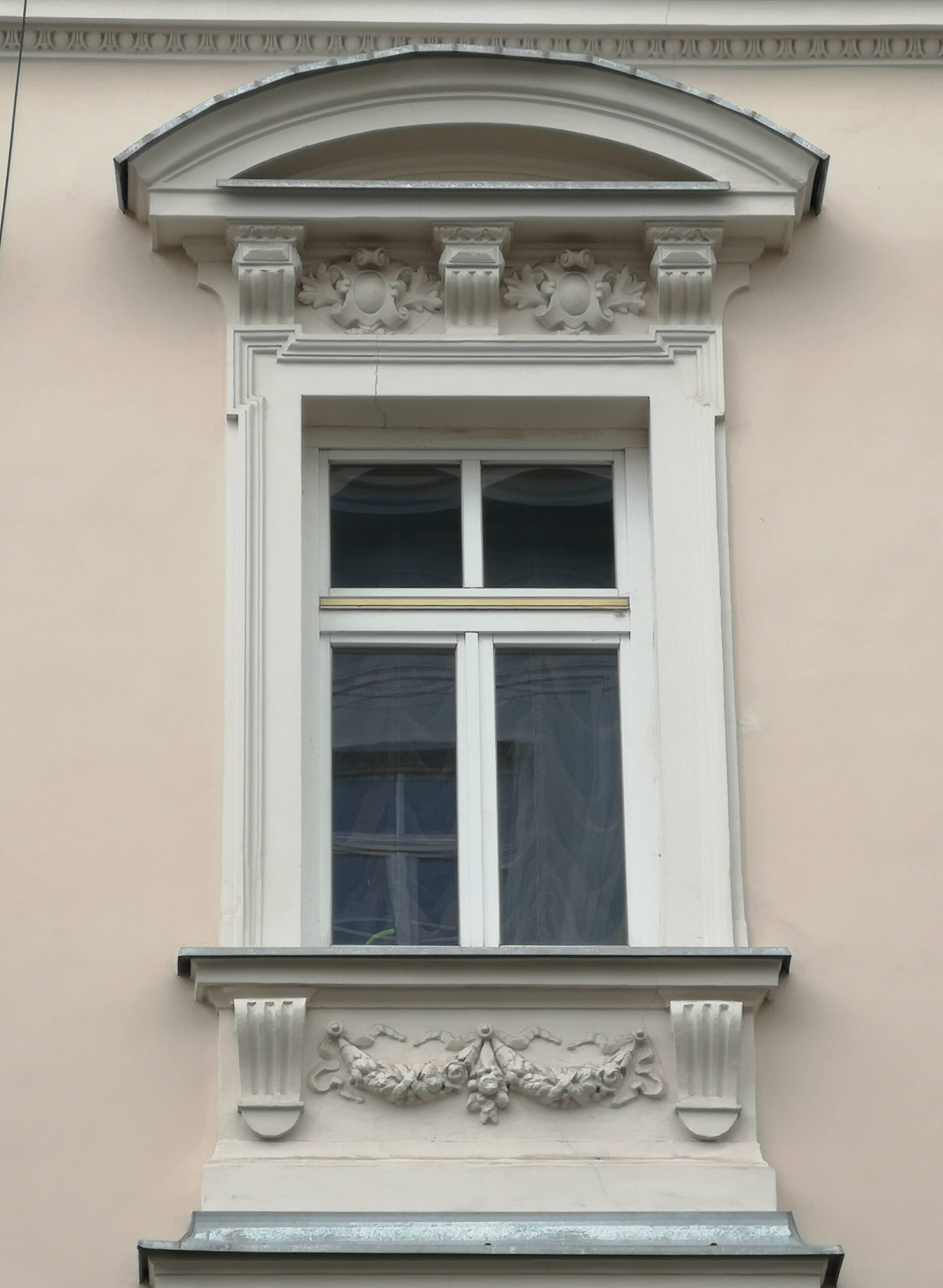 Elewacja frontowa -oprawa okna II-go piętra. Fot. Bożena Ruszisz 2022 r., źródło: AOD III