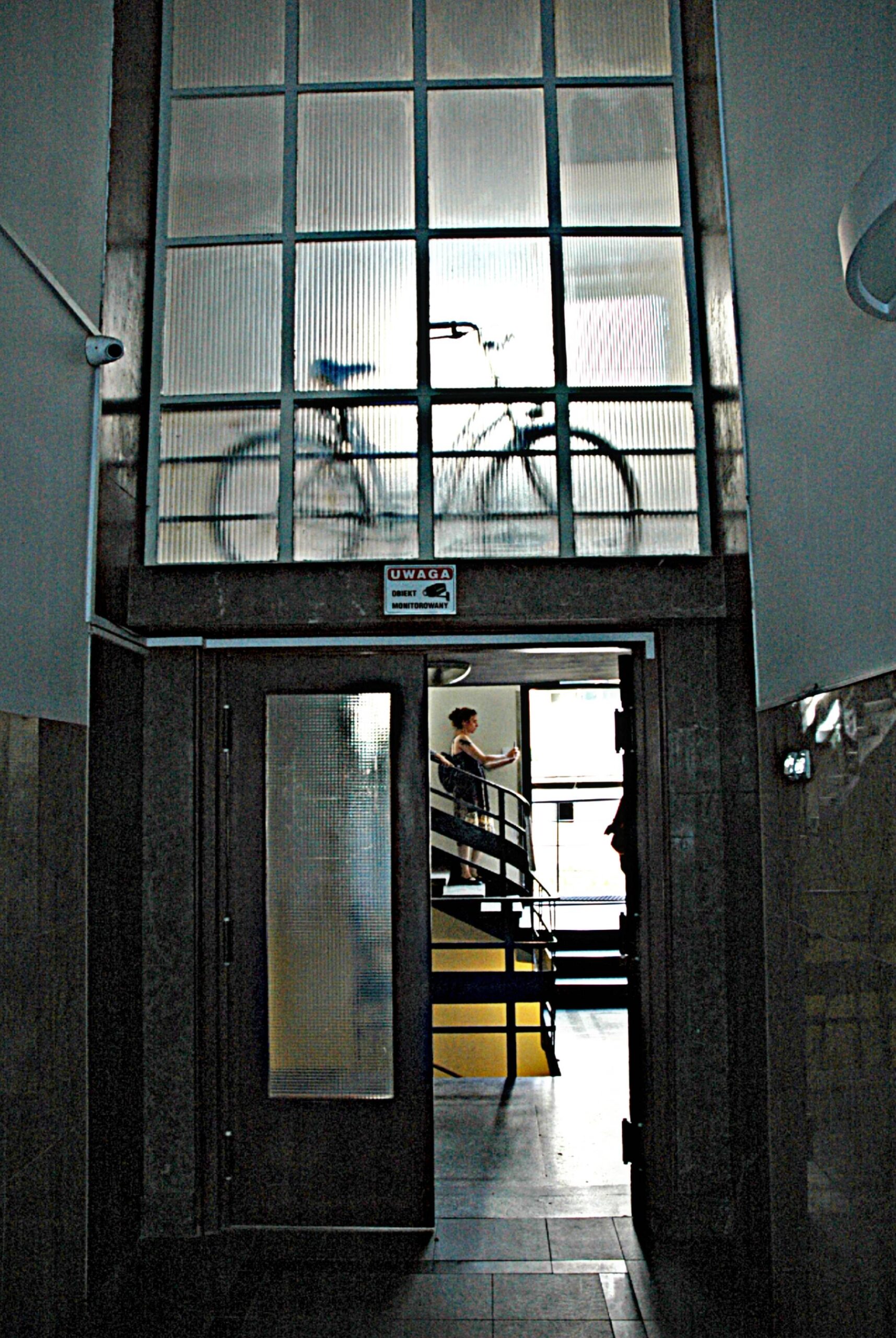 Drzwi pomiędzy hallem wejściowym a klatką schodową. Fot. Aleksandra Bocianowska 2022 r., źródło: AOD III.