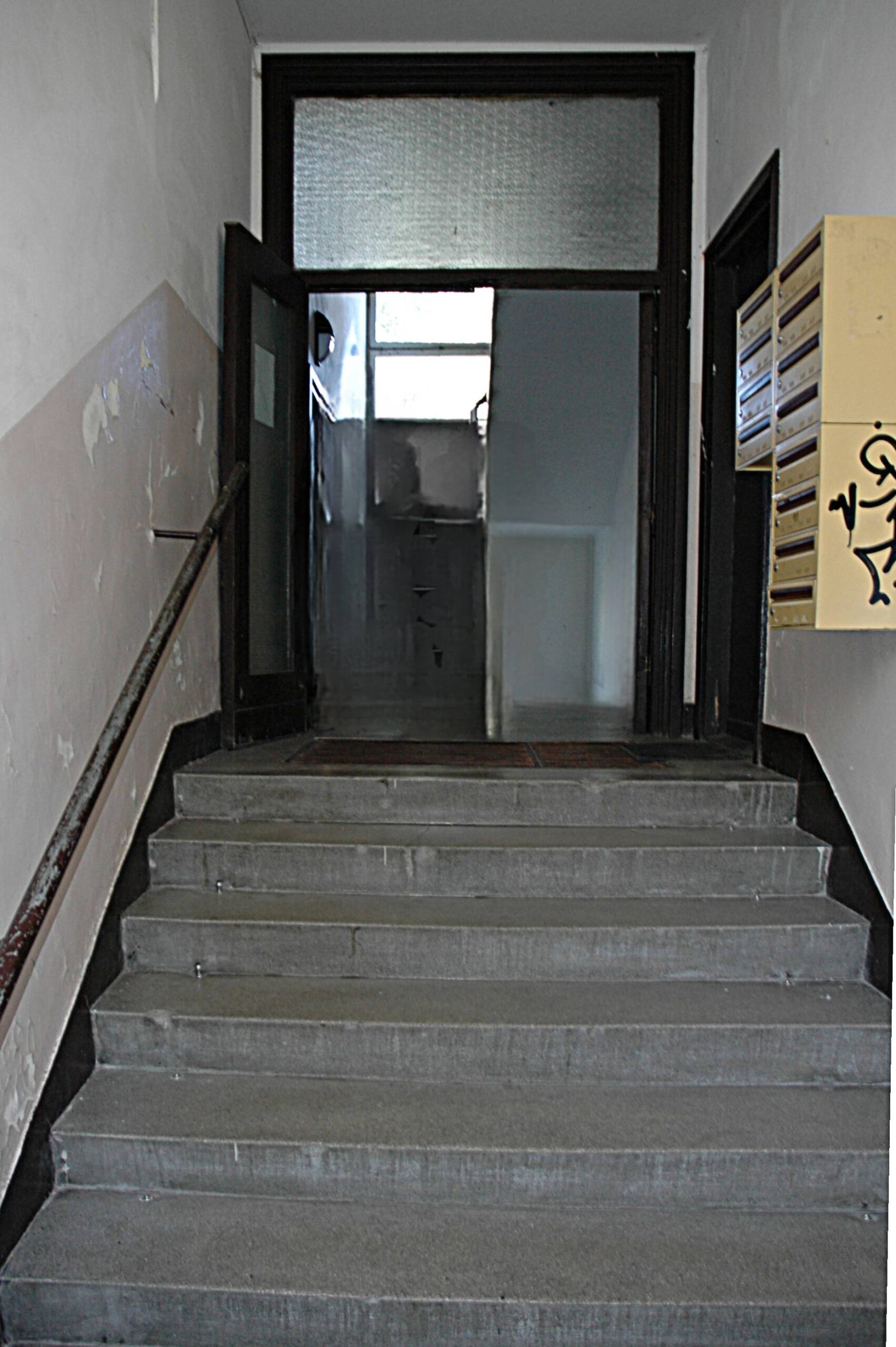 Hall prowadzący od wejścia na klatkę schodową. Fot. Aleksandra Bocianowska 2022 r., źródło: AOD III.
