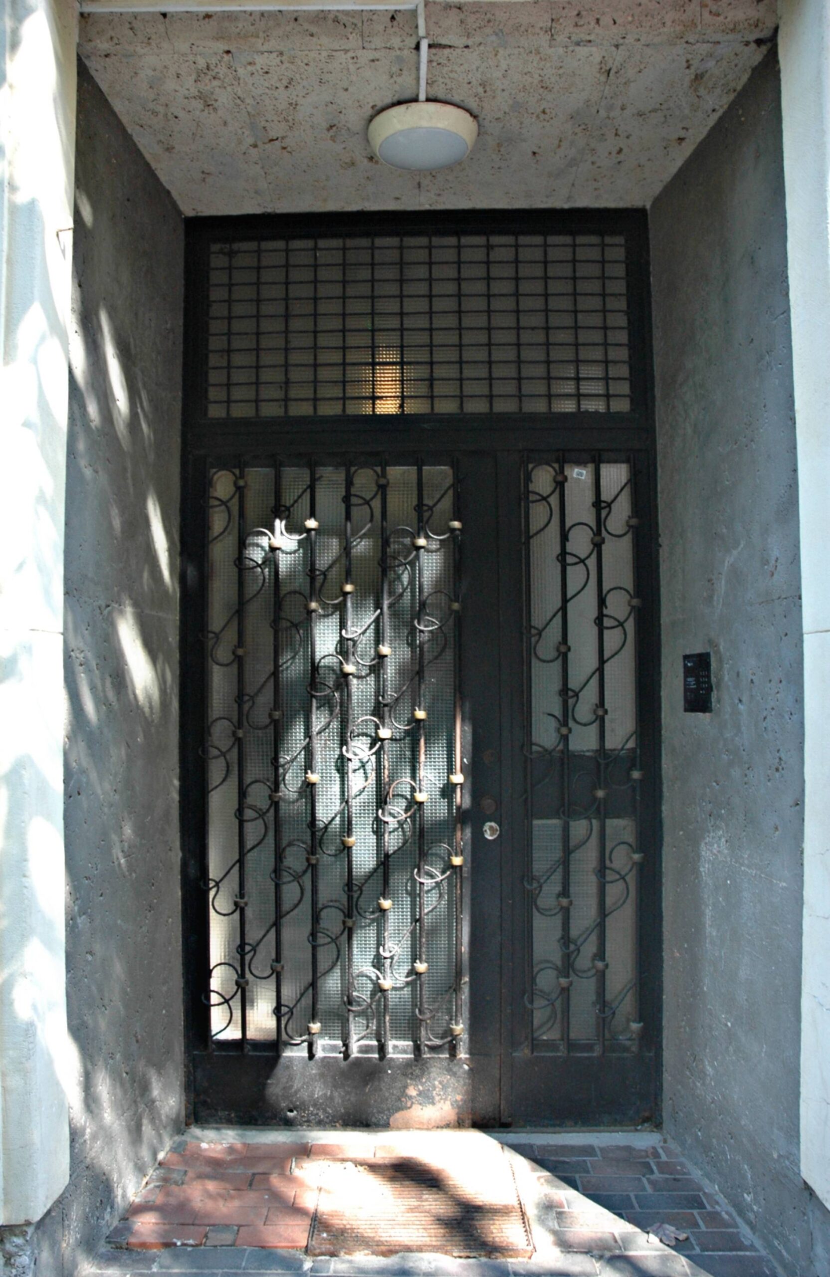 Krata drzwi wejściowych na klatkę schodową (hall). Fot. Aleksandra Bocianowska 2022 r., źródło: AOD III.