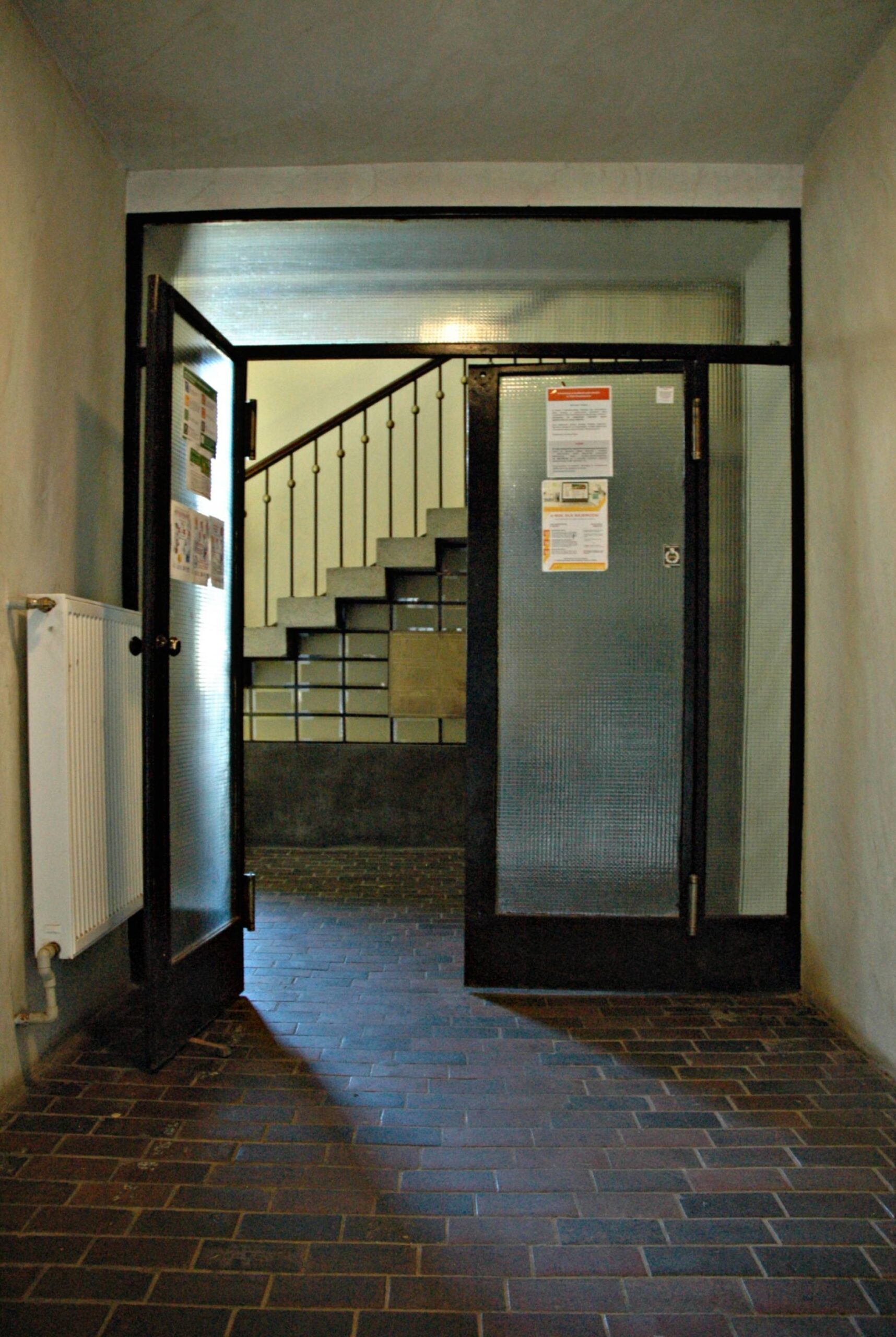 Drzwi z hallu wejściowego prowadzące na klatkę schodową. Fot. Aleksandra Bocianowska 2022 r., źródło: AOD III.