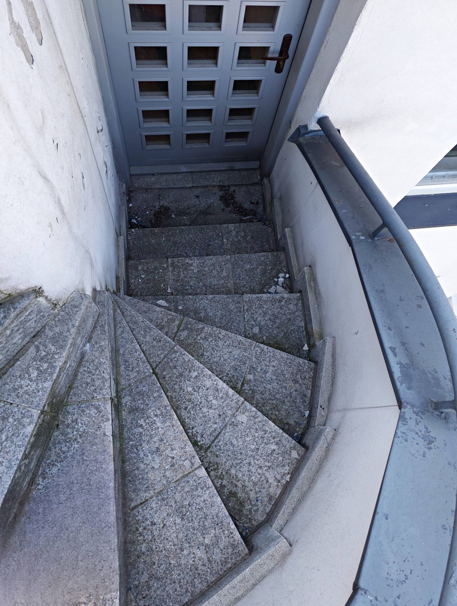Elewacja tylna, Spiralne schody na taras, na zewnątrz budynku. Fot. Aleksandra Bocianowska 2022 r., źródło: AOD III.