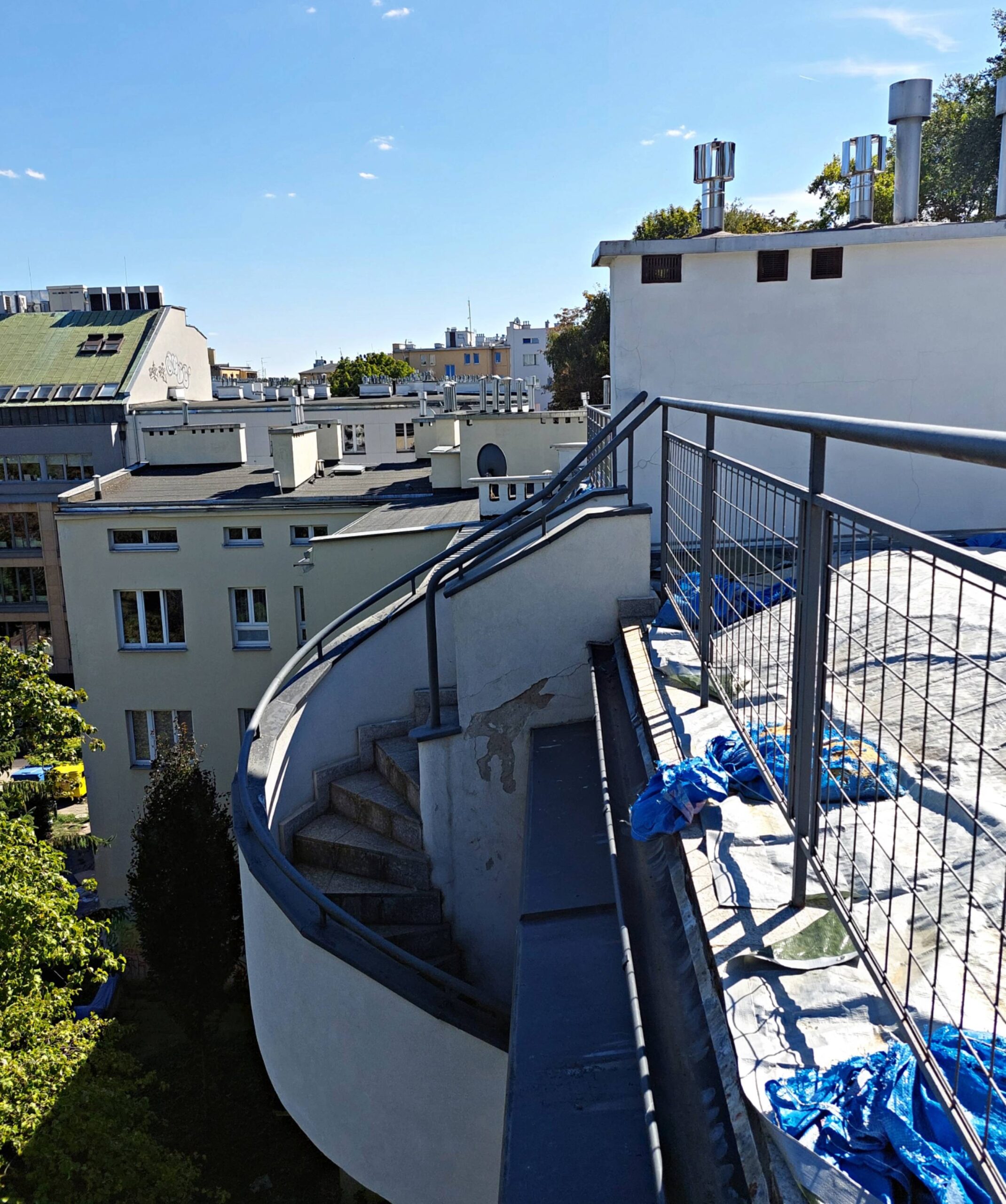Elewacja tylna, Spiralne schody na taras, na zewnątrz budynku. Fot. Aleksandra Bocianowska 2022 r., źródło: AOD III.