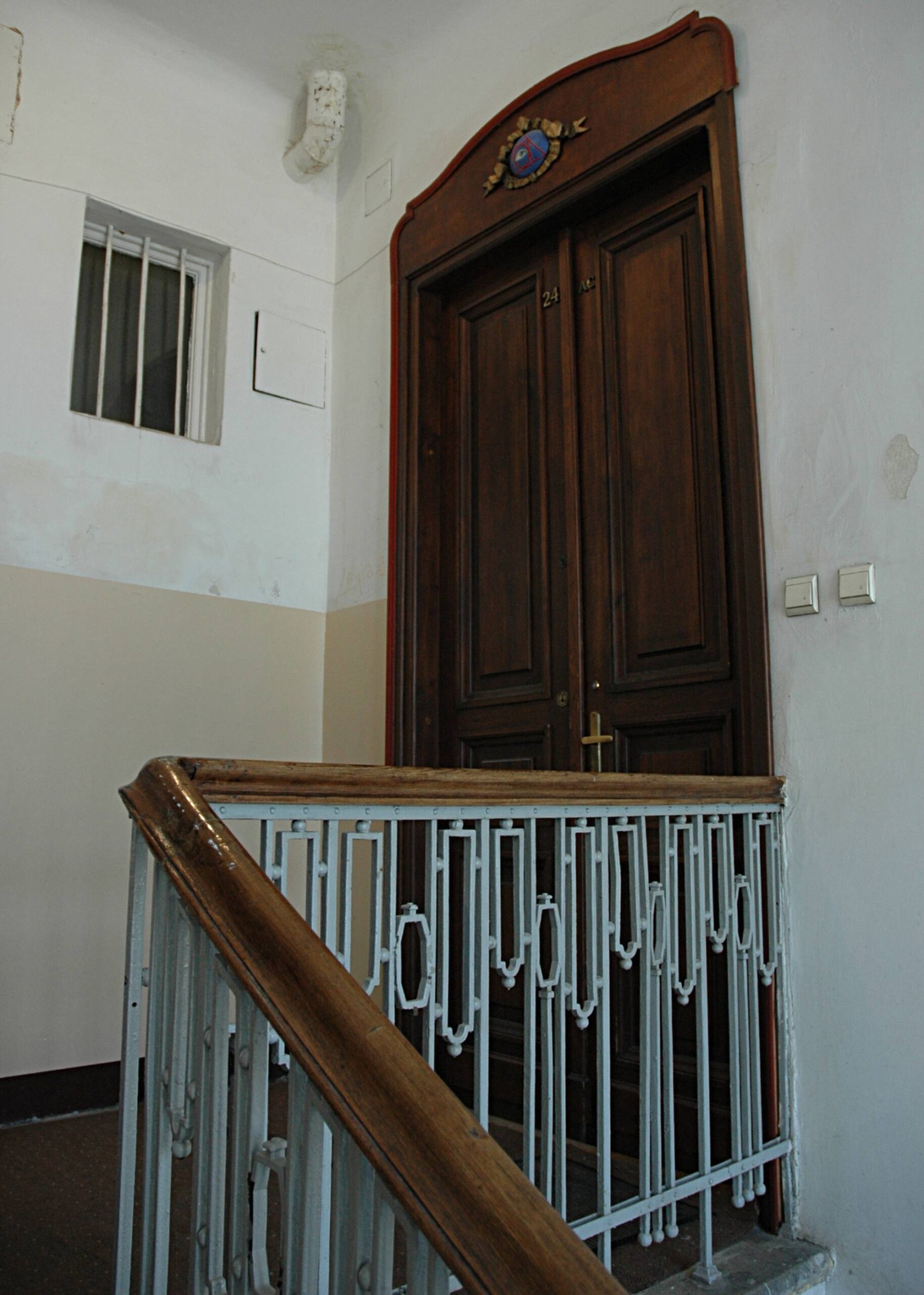 Klatka schodowa. Ostatnie piętro. Drzwi do mieszkania. Fot. Aleksandra Bocianowska 2022 r., źródło: AOD III.