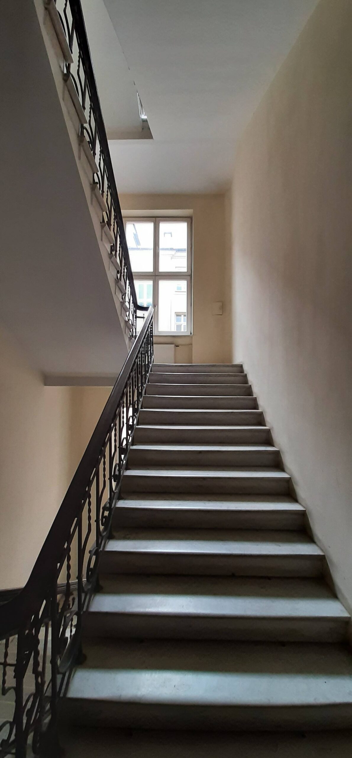 Główna klatka schodowa. Balustrada (kuta). Marmurowe schody. Fot. Agnieszka Dziubiel 2022 r., źródło: AOD III.