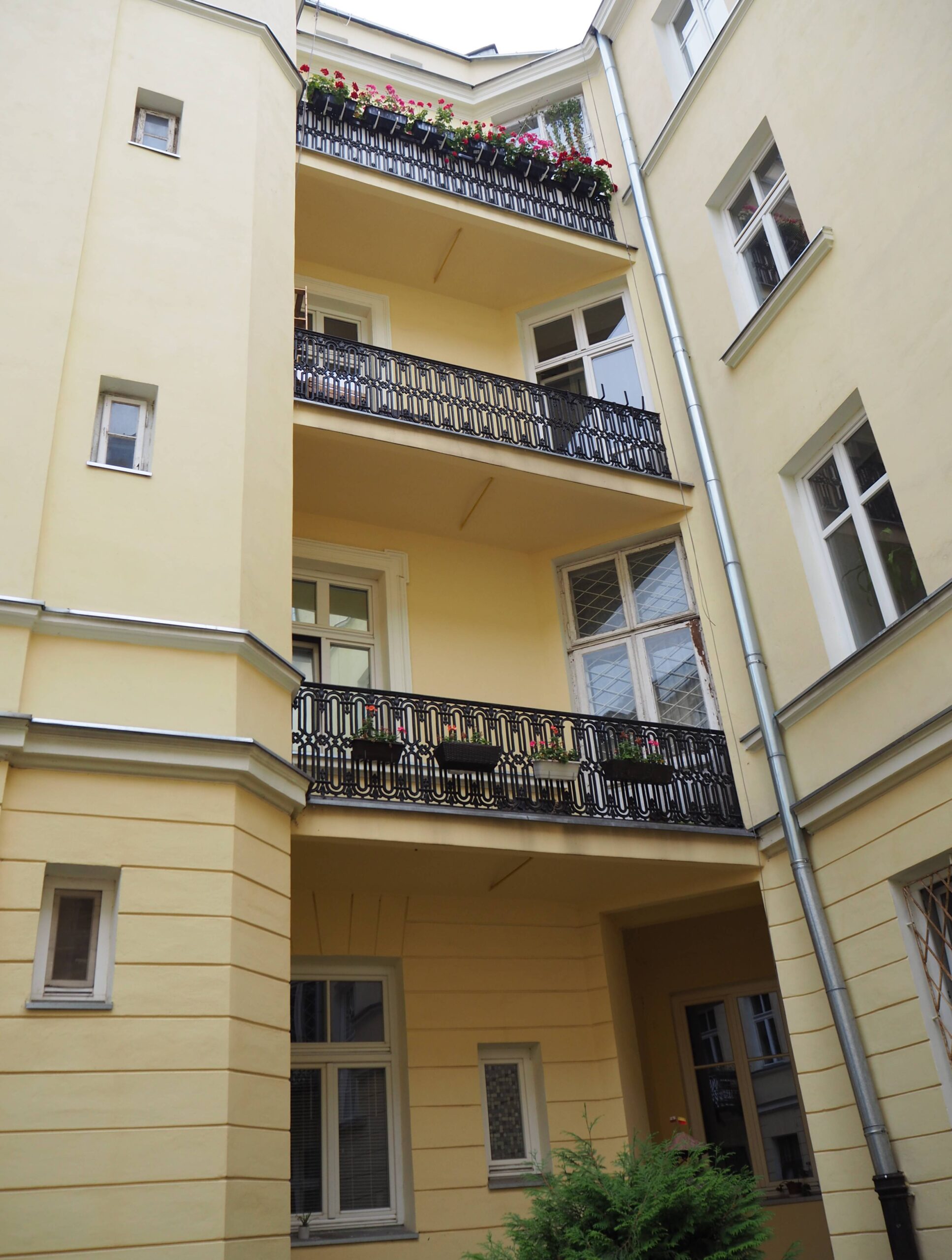 Podwórze. Oficyna zachodnia - wyższa (północna). Balkony z żeliwnymi balustradami. Fot. Agnieszka Dziubiel 2022 r., źródło: AOD III.