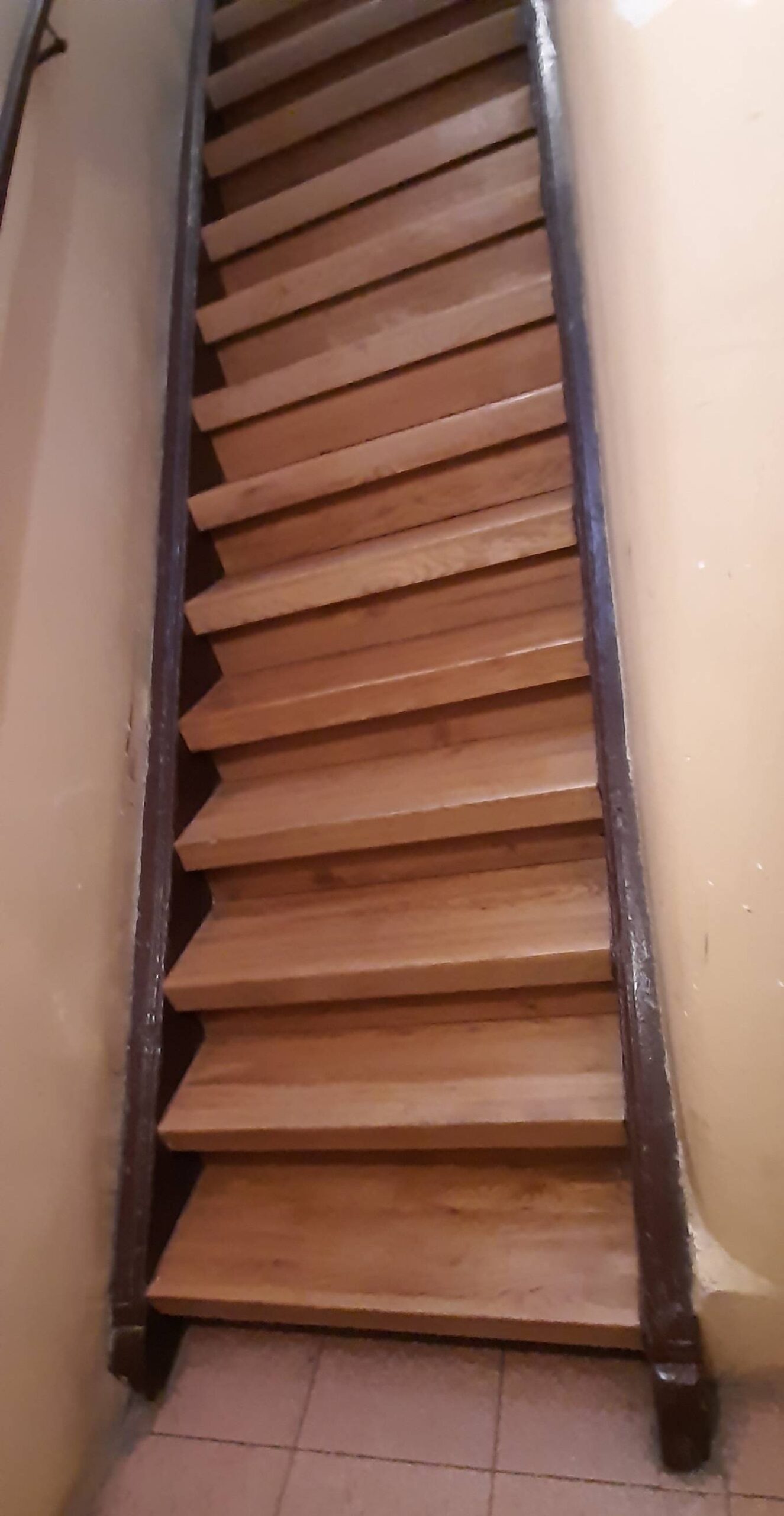 Klatka schodowa. Drewniane schody na II piętro z nowymi stopniami. Fot. Agnieszka Dziubiel 2022 r., źródło: AOD III.