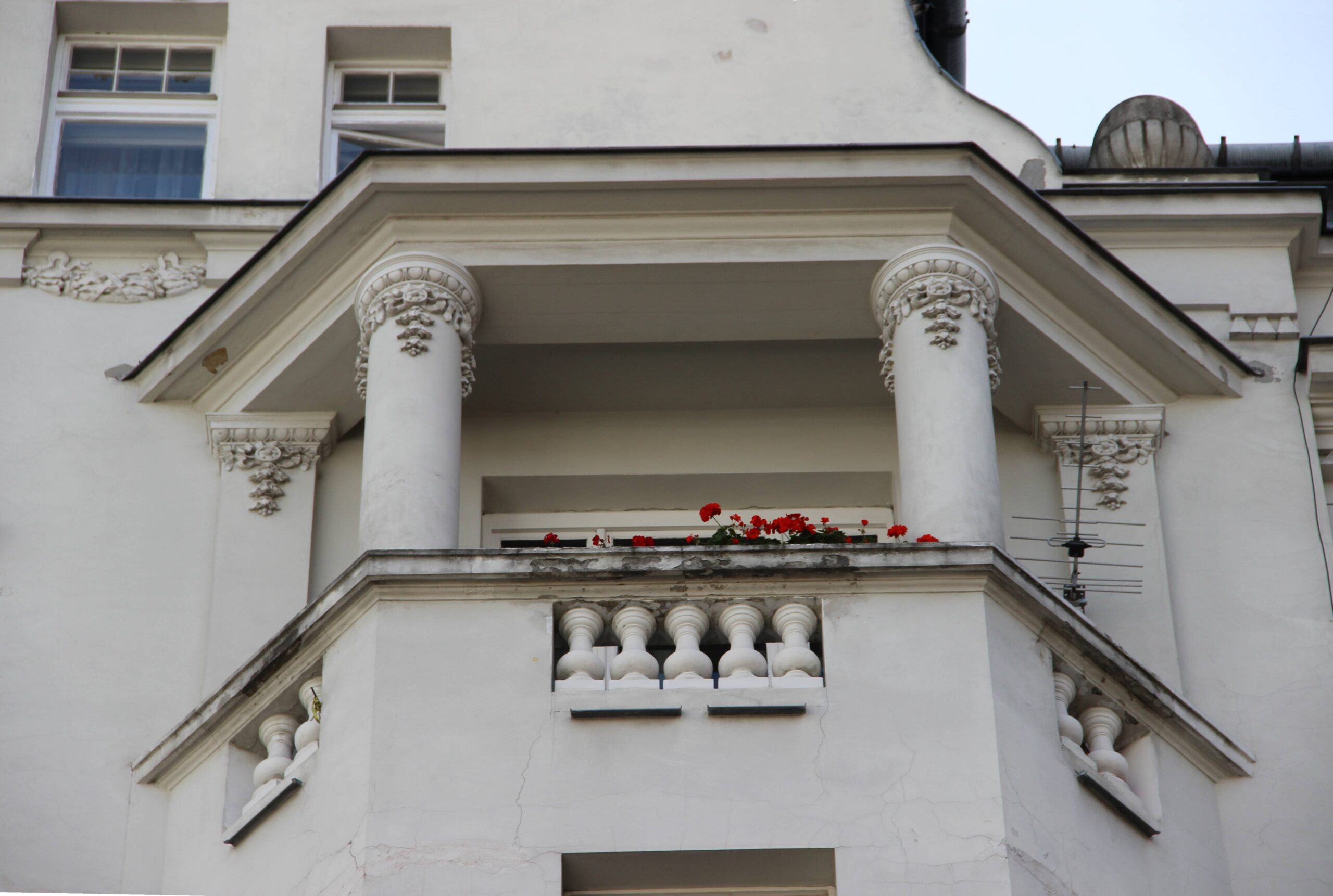 Elewacja frontowa. Balkon wieńczący wykusz. Piętro V-te. Fot. Małgorzata Maksymiuk 2022 r., źródło: AOD III.
