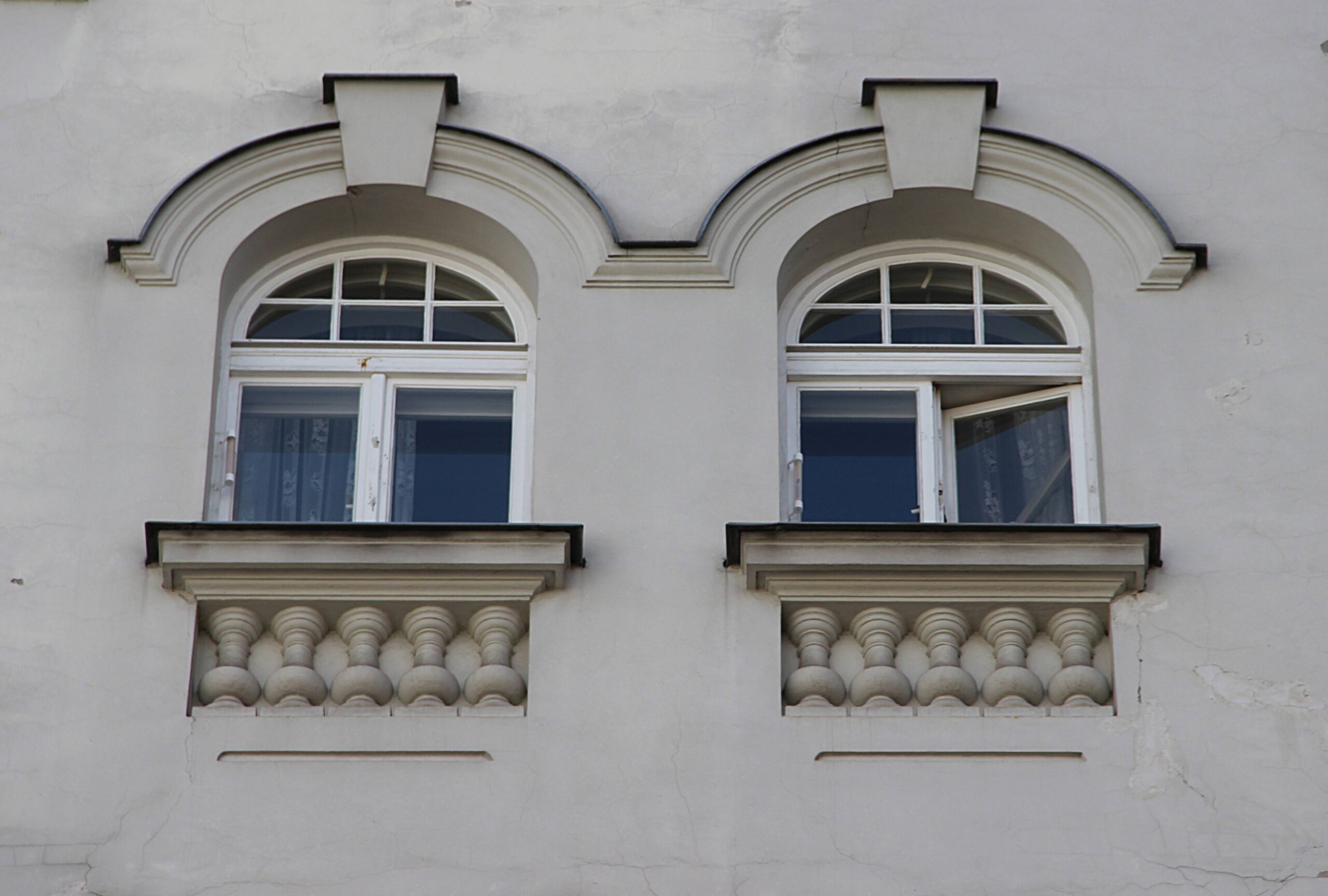 Elewacja frontowa. Bliźniacze okna IV-go piętra. Fot. Małgorzata Maksymiuk 2022 r., źródło: AOD III.