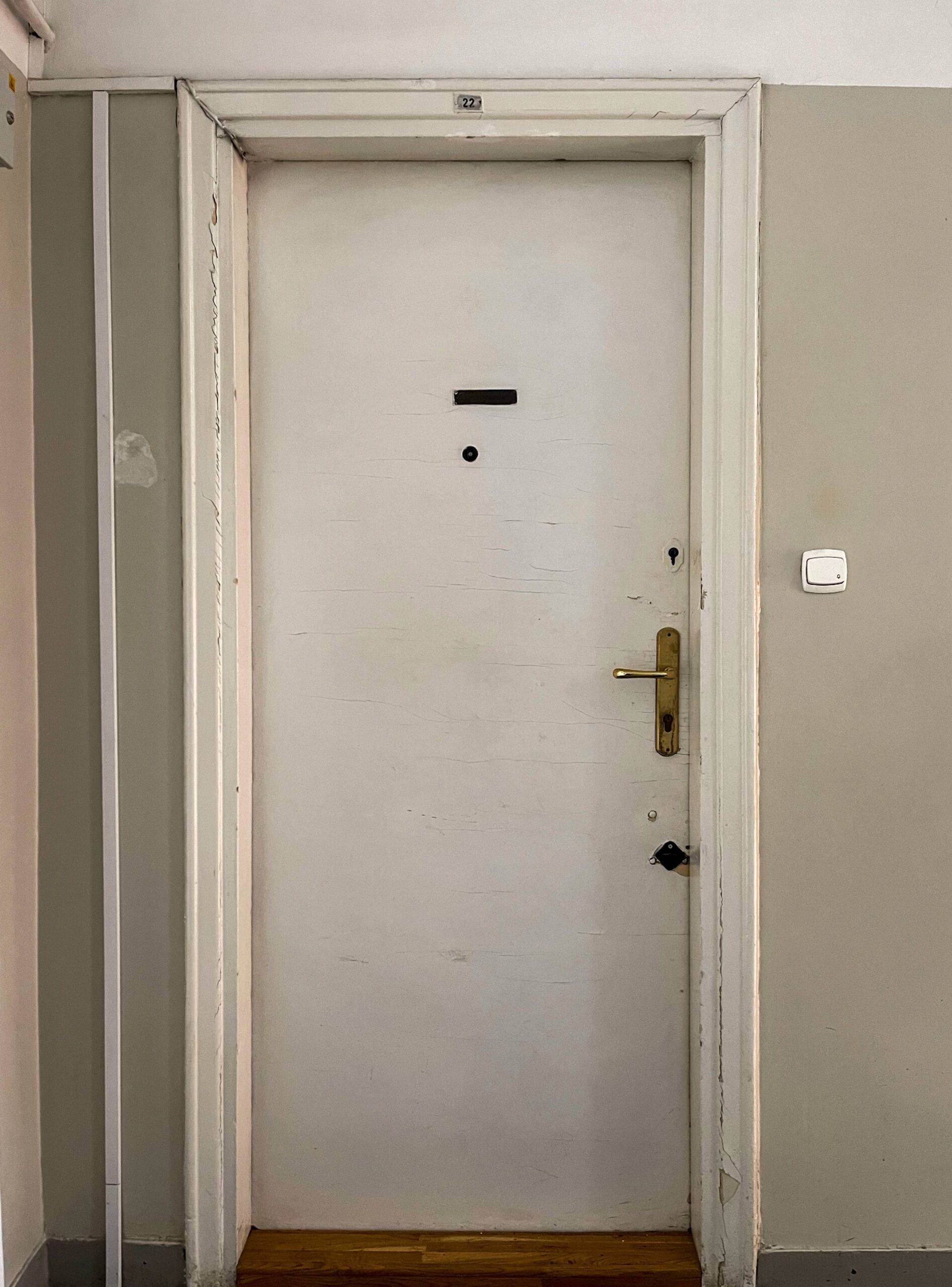 Klatka zachodnia. Piętro III - drzwi do mieszkania. Fot. Mariusz Majewski 2022 r., źródło: AOD III.