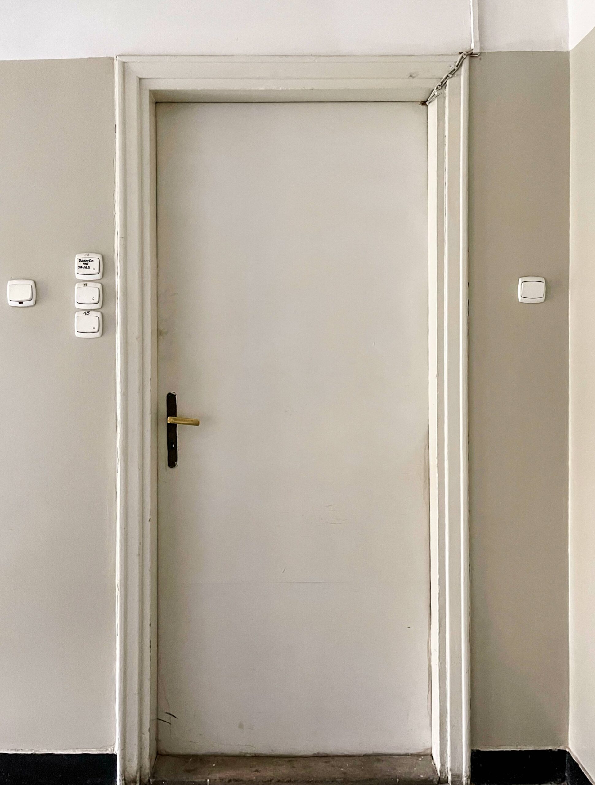 Klatka wschodnia. Drzwi do mieszkania. Piętro IV. Fot. Mariusz Majewski 2022 r., źródło: AOD III.