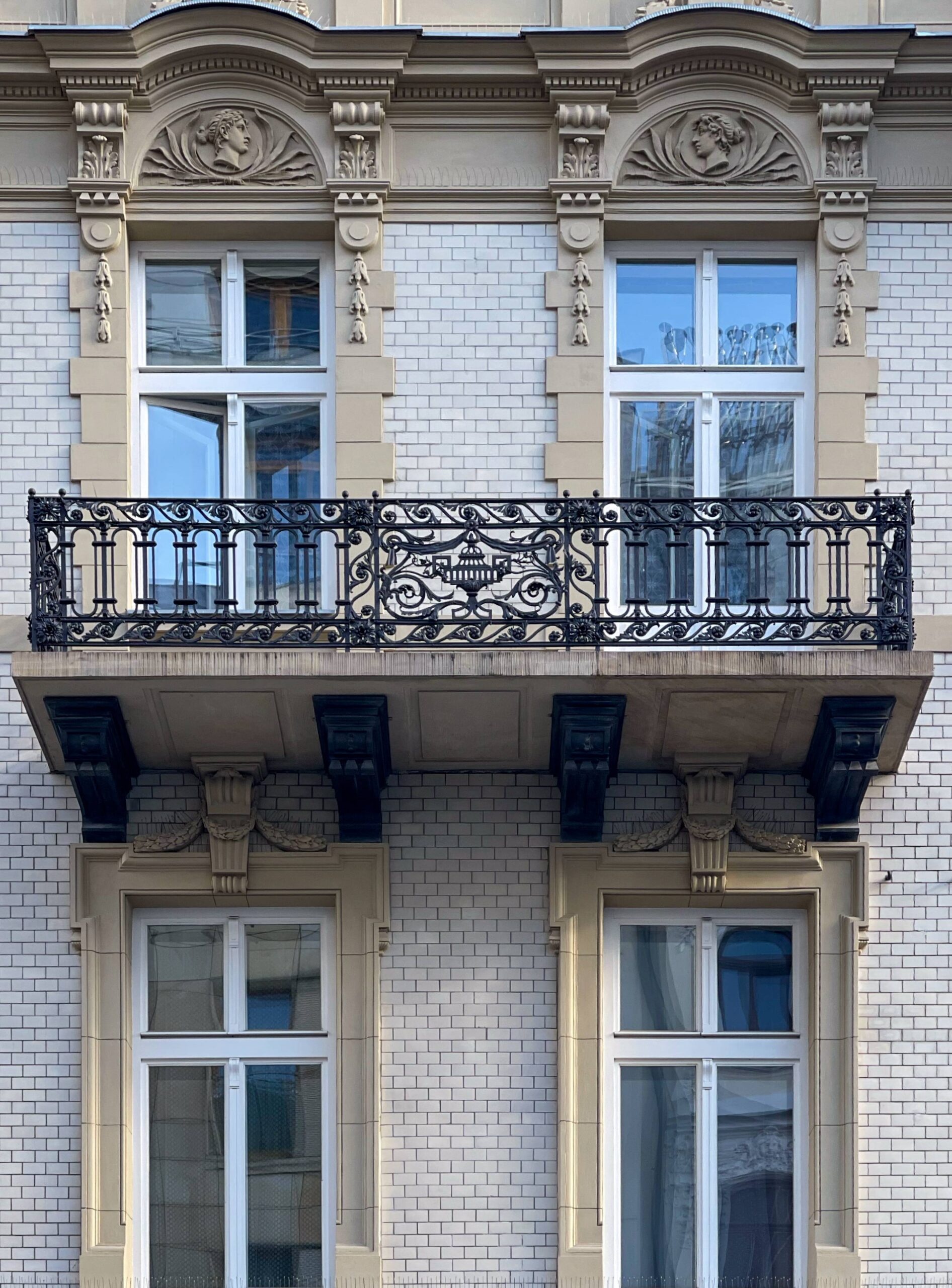 Elewacja frontowa, podwójny balkon II-go piętra. Fot. Mariusz Majewski 2022 r., źródło: AOD III.