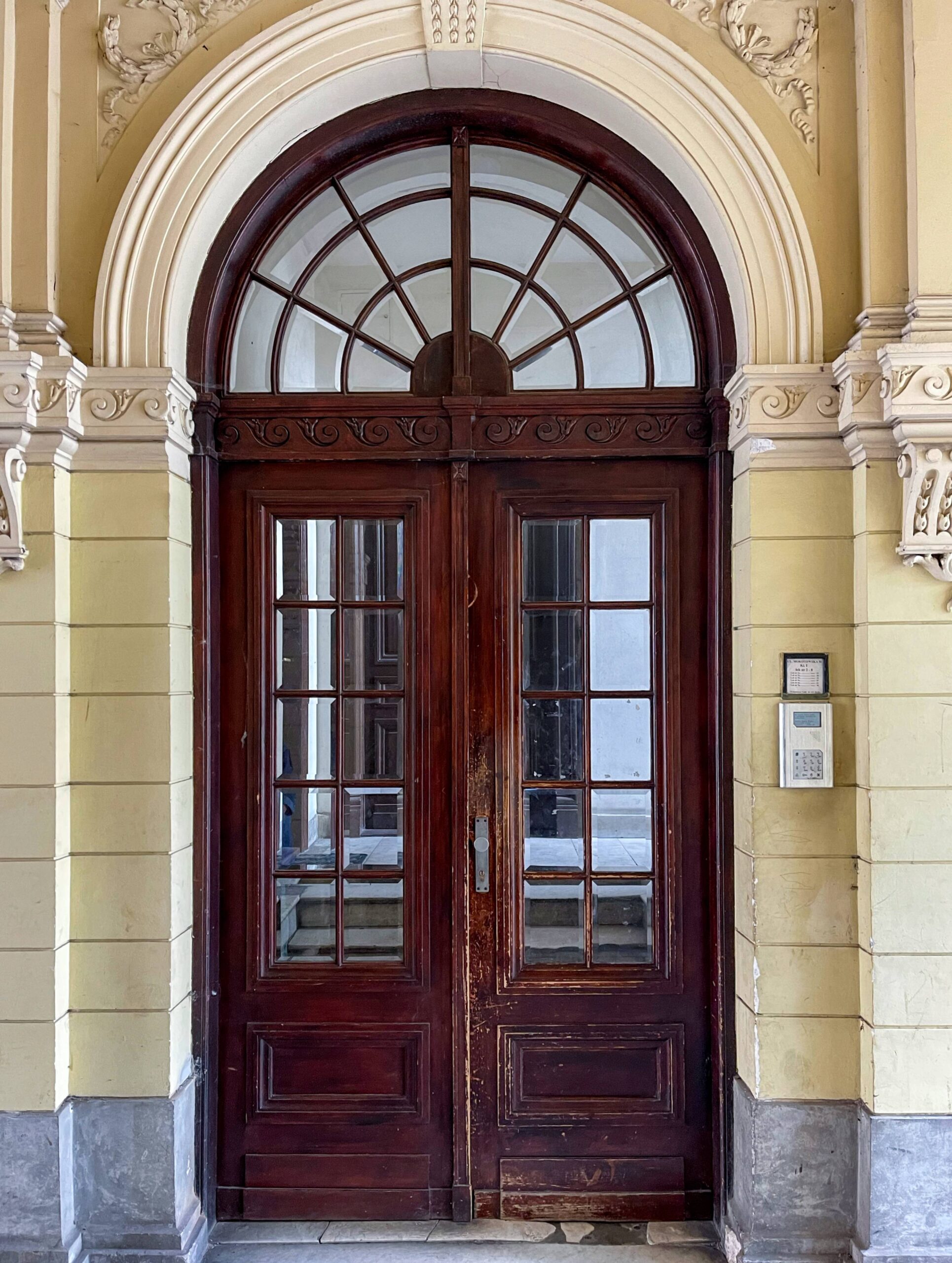 Przejazd bramny. Wejście na główną klatkę schodową. Fot. Mariusz Majewski 2022 r., źródło: AOD III.