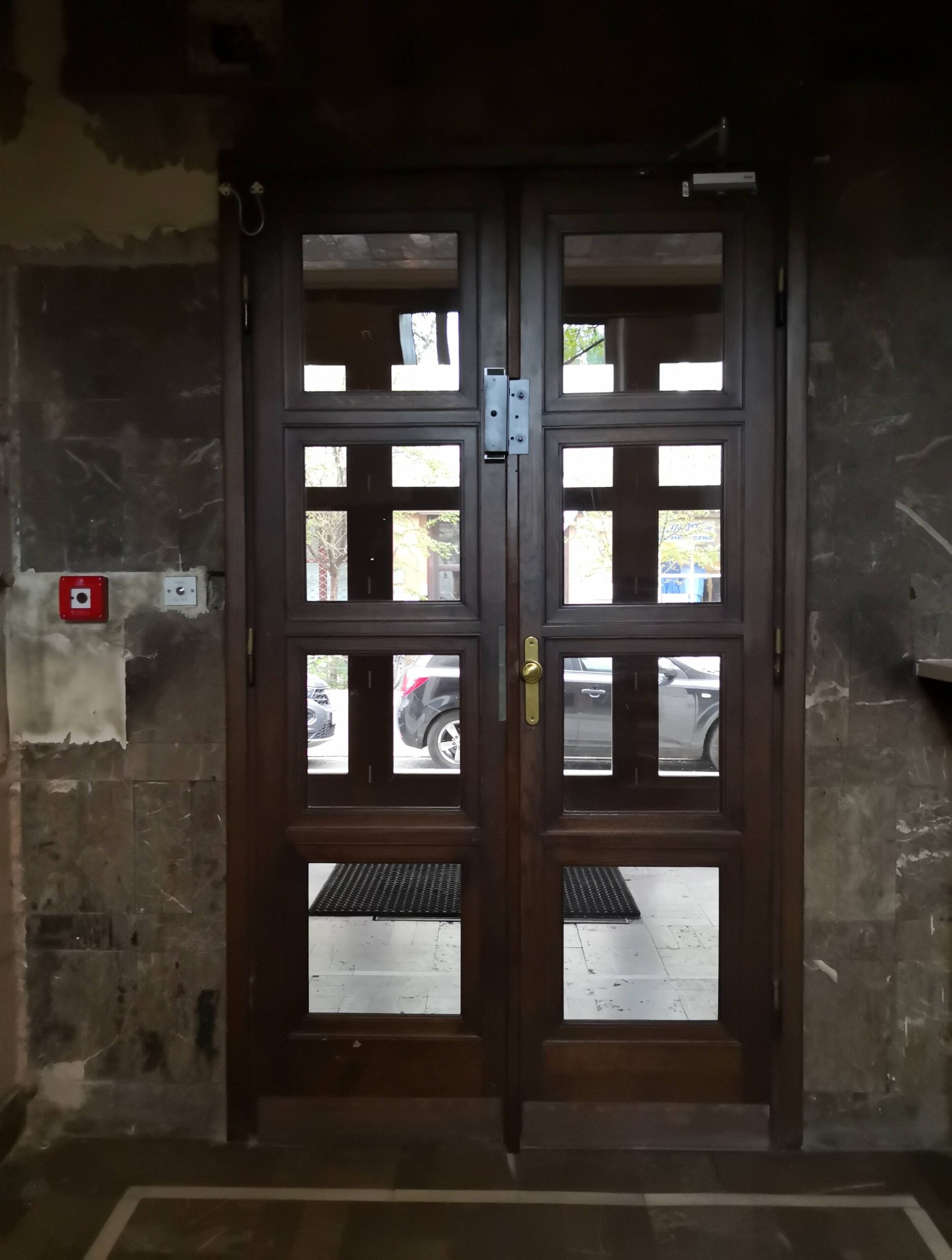 Drzwi z hallu wejściowego do sieni. Fot. Małgorzata Maksymiuk 2022 r., źródło: AOD III.