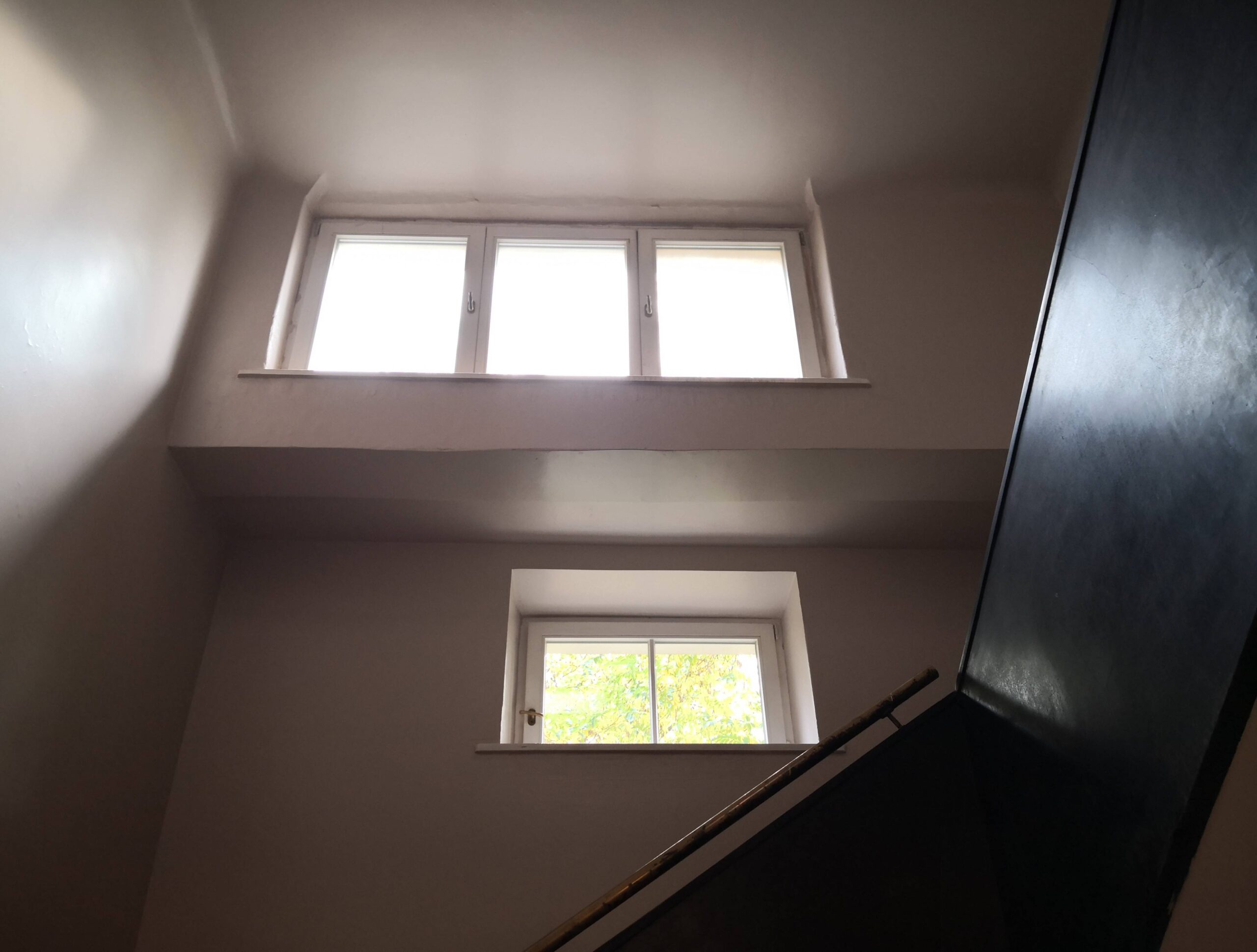 Okno trójskrzydłowe doświetlające ostatnie piętro klatki schodowej. Fot. Małgorzata Maksymiuk 2022 r., źródło: AOD III.
