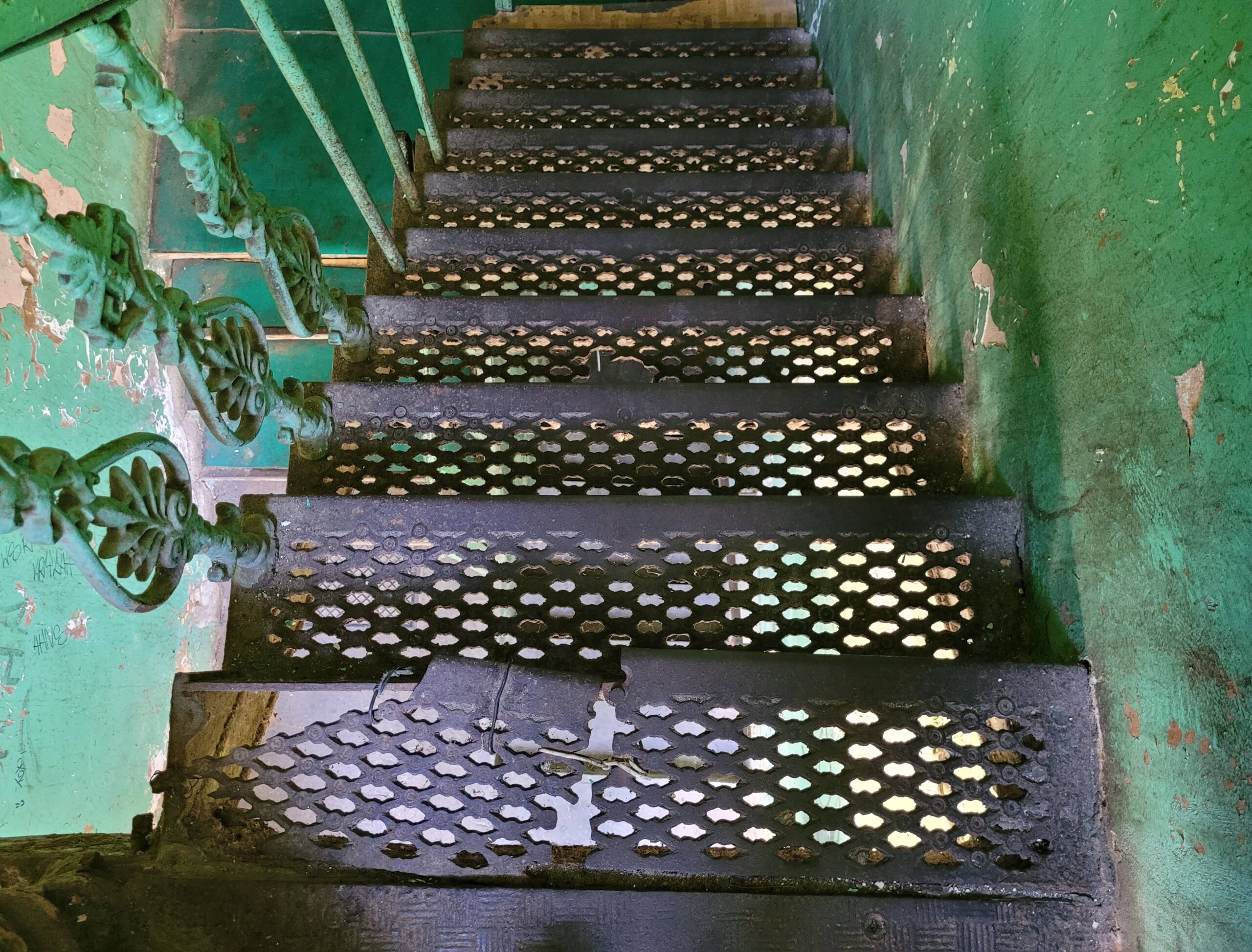 Żeliwne schody na klatce schodowej. Uszkodzenie stopnia. Fot. Jerzy Majewski 2022 r., źródło: Res in Ornamento II.