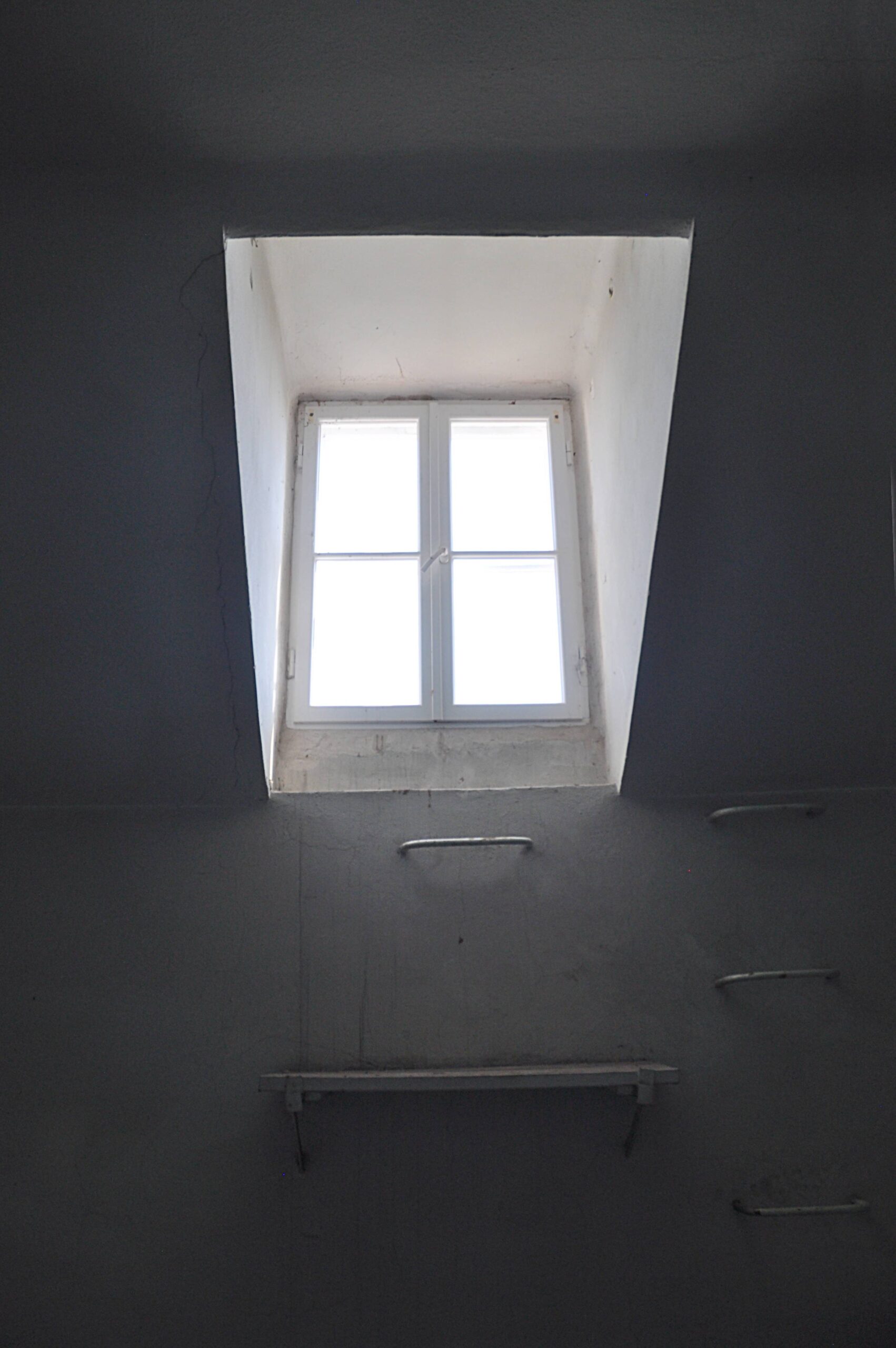 Klatka schodowa. Ostatnie piętro. Fot.Teresa Adamiak 2022 r., źródło: AOD III.