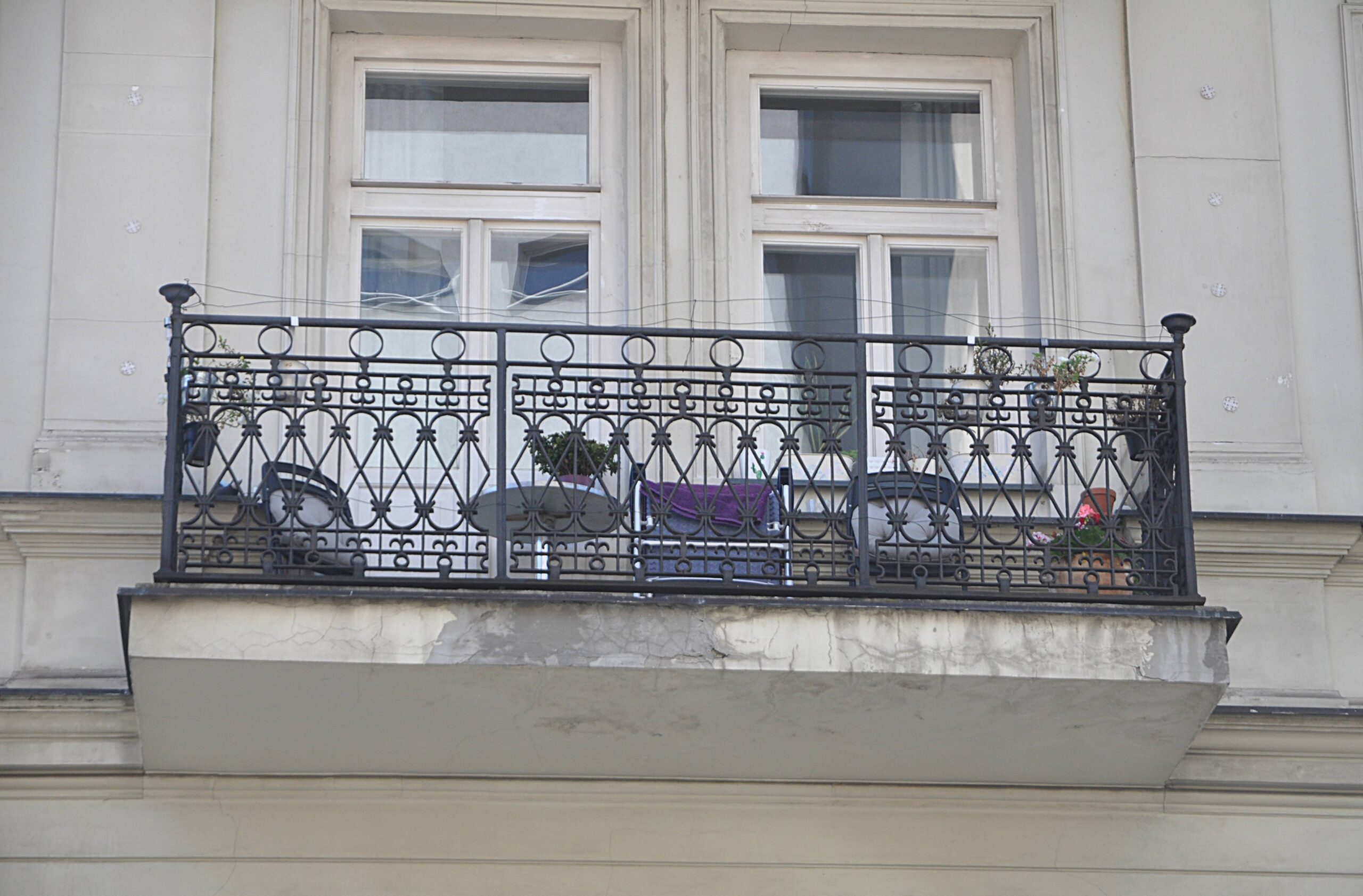 Lewy (południowy) balkon II-go piętra. Fot. Teresa Adamiak 2022 r., źródło: AOD III.
