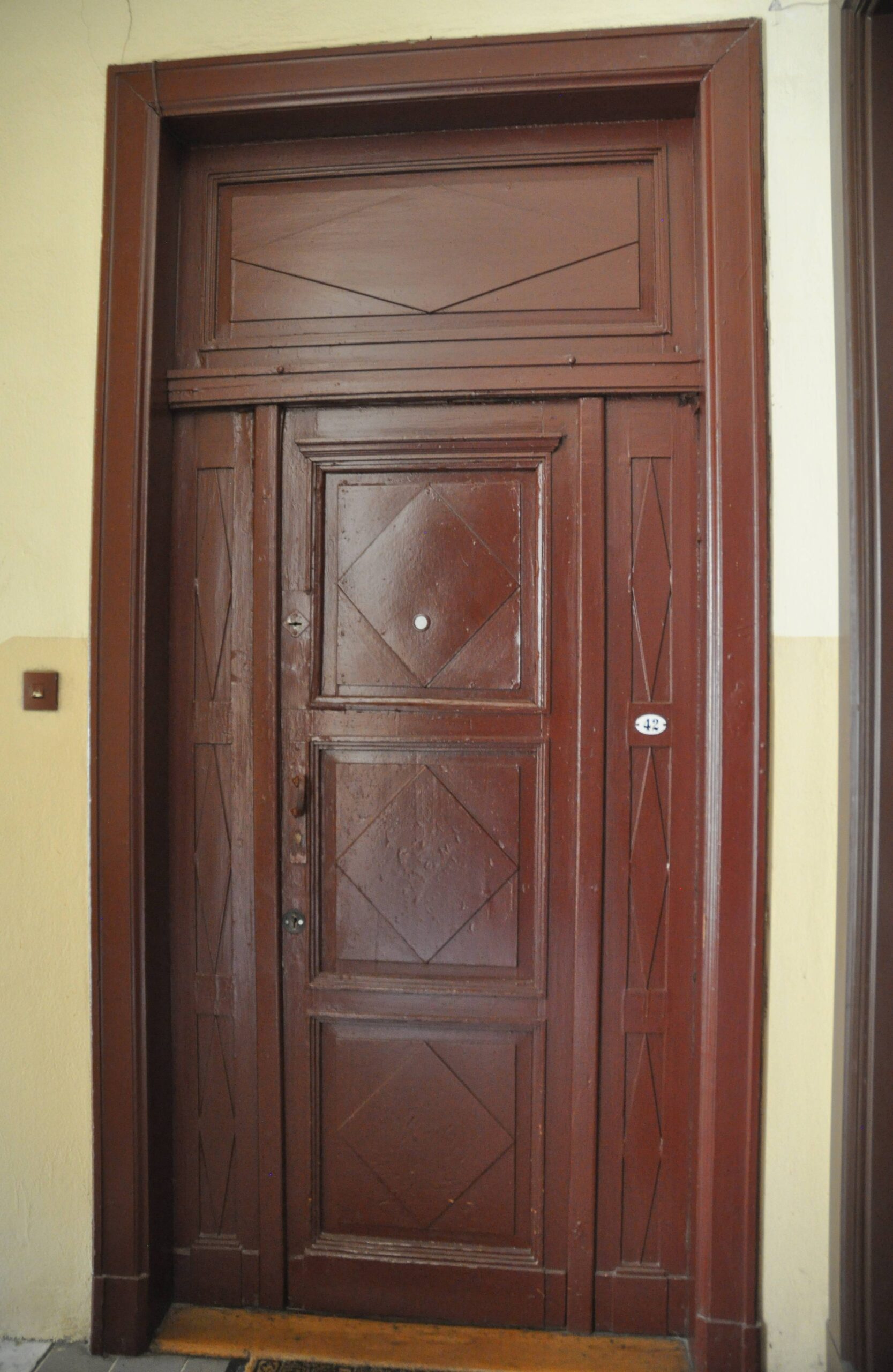 Klatka III - drzwi do mieszkania. Fot. Teresa Adamiak 2022 r., źródło: AOD III.