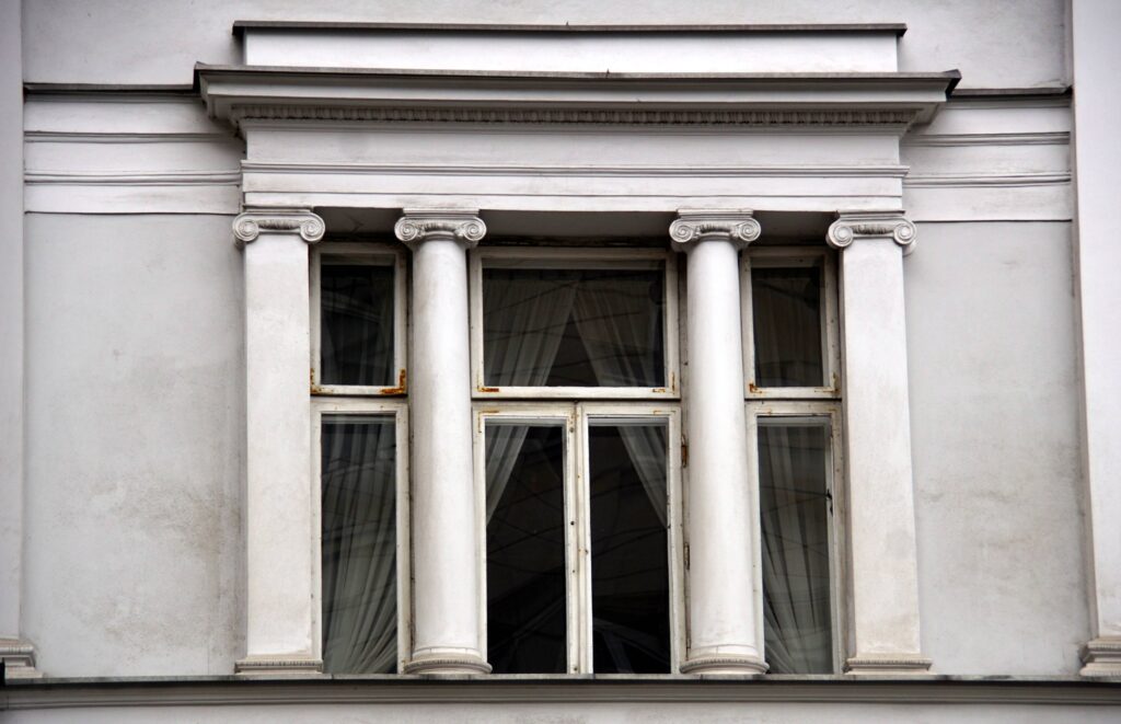 Oprawa okna I-go piętra. Fot. Iwona Otrębska 2022 r., źródło: AOD III.