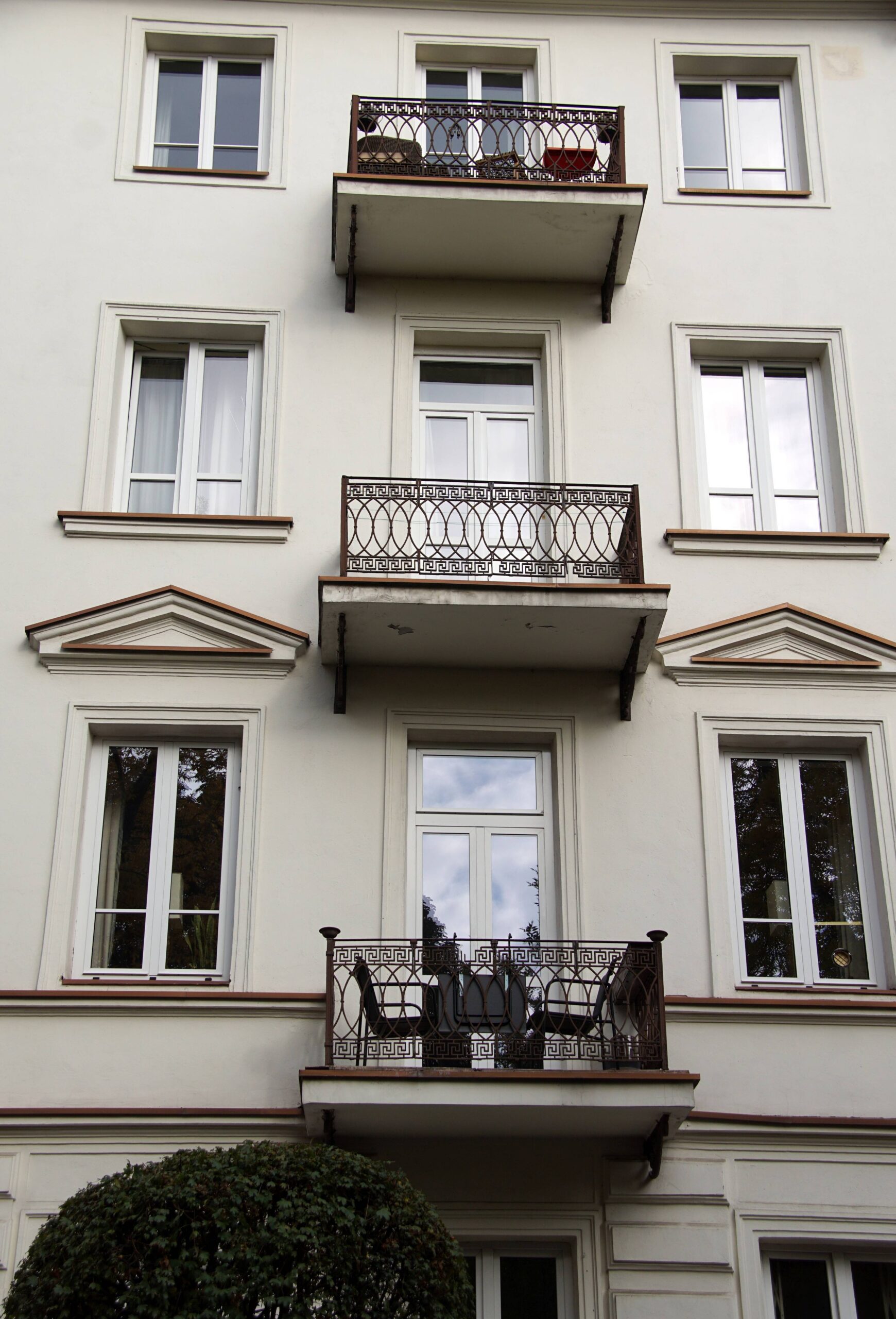 Balkony - trzy wschodnie osie od parteru po trzecie piętro. Widok od ulicy. Fot. Iwona Otrębska 2022 r., źródło: AOD III.
