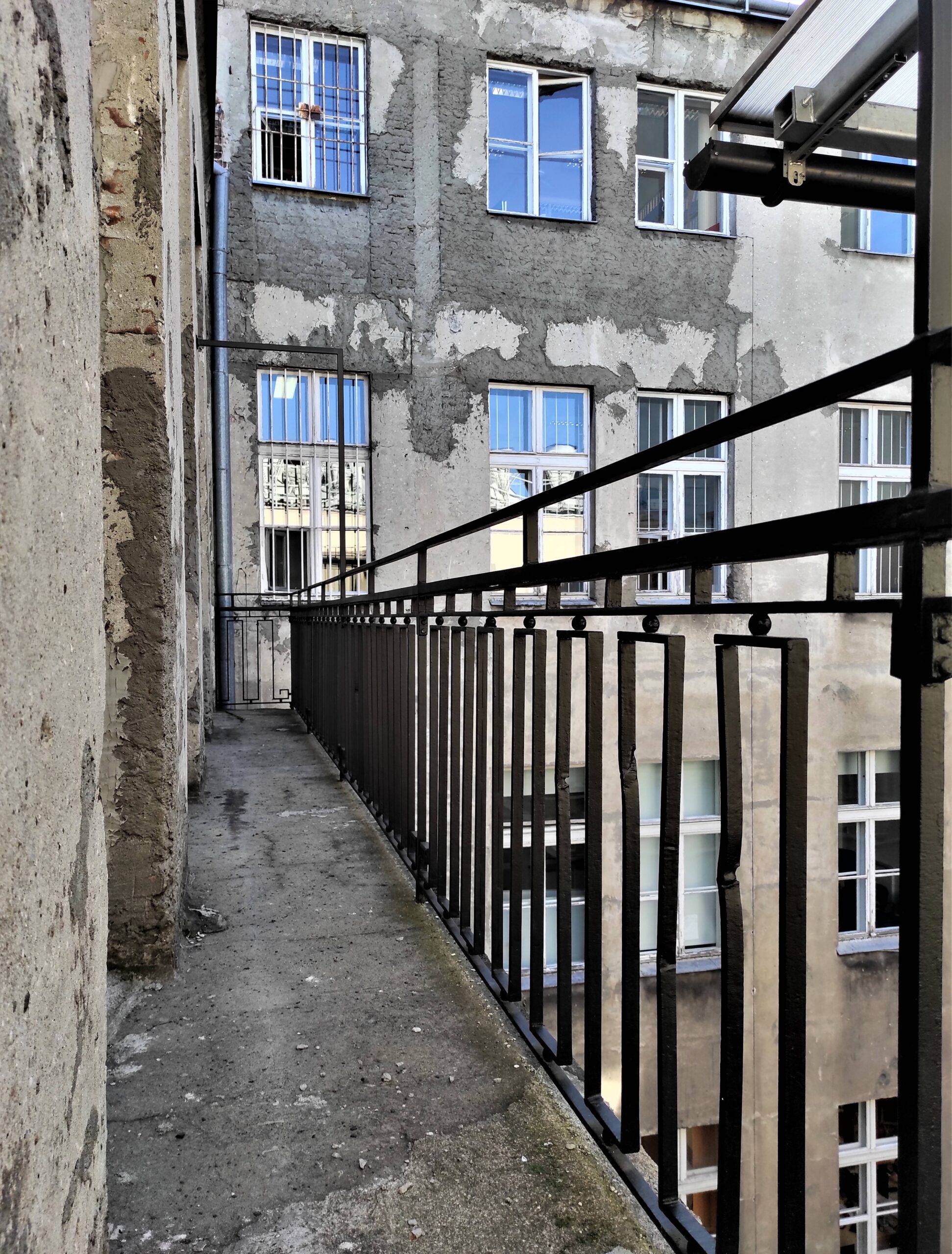 Piętro III-cie. Balustrada balkonu galeriowego - ślady po pociskach. W tle tylna elewacja domu frontowego. Fot. Katarzyna Komar-Michalczyk 2022 r., źródło: AOD III.