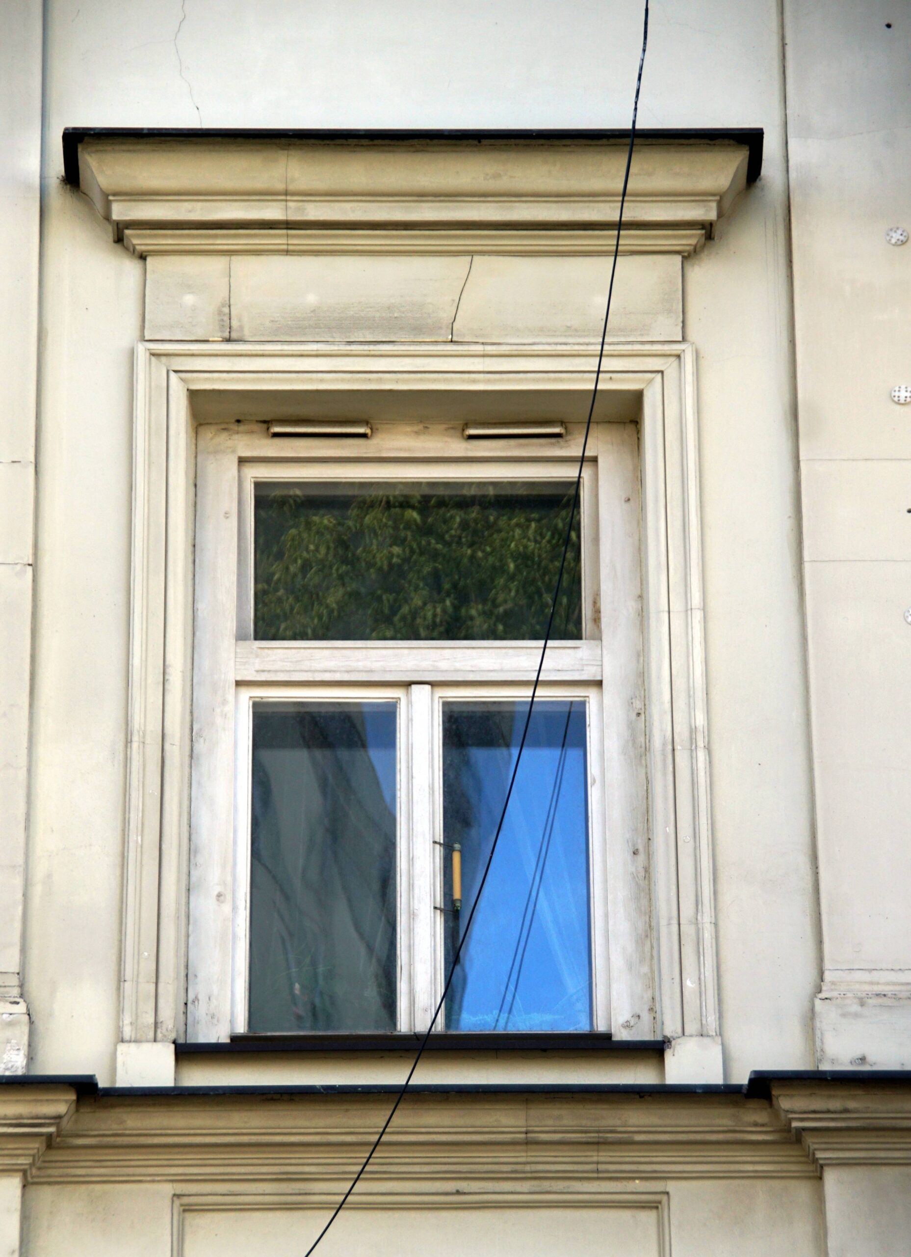 Oprawa okna na II-gim piętrze. Oś druga od prawej. Fot. Iwona Otrębska 2022 r., źródło: AOD III.
