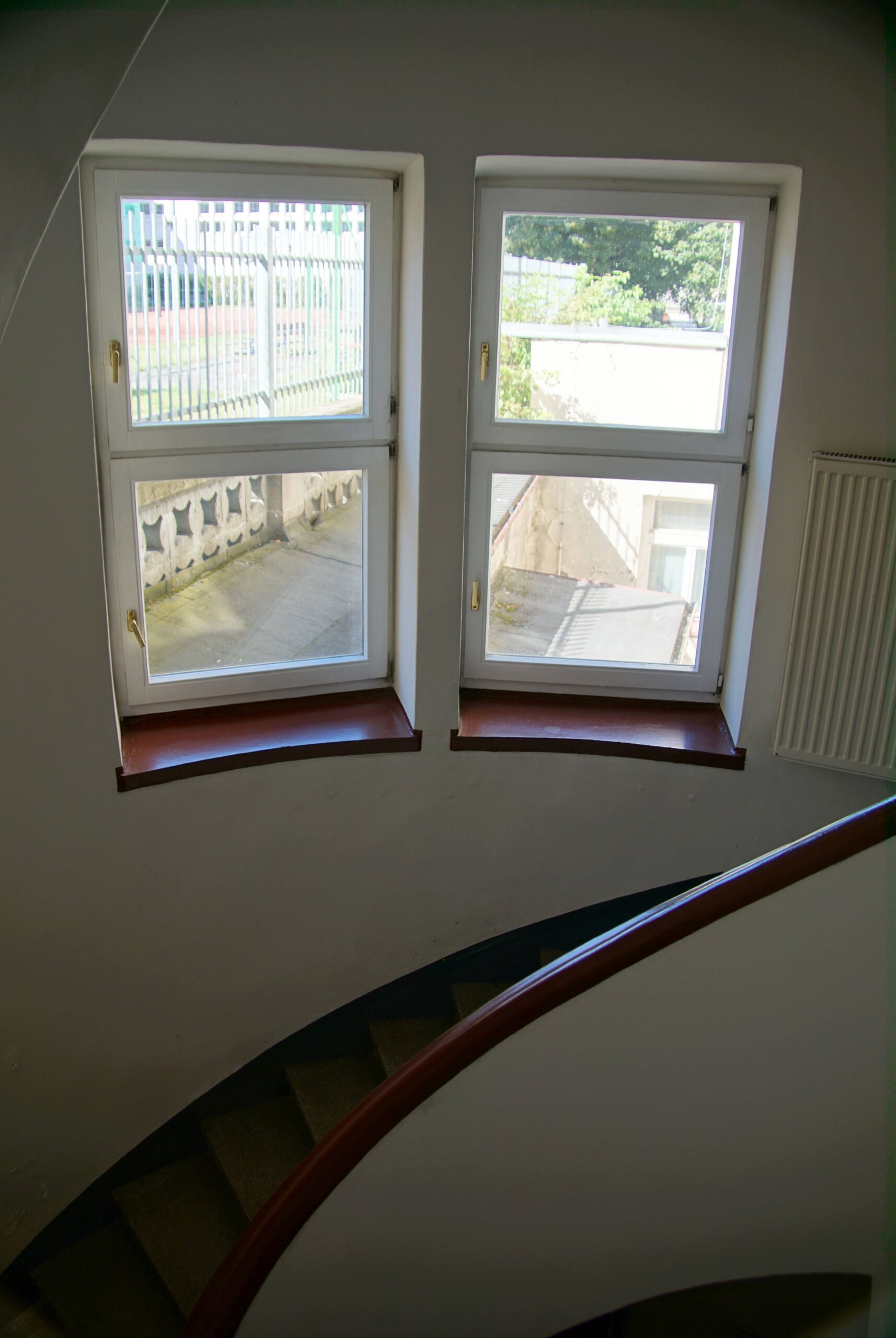 Okno na schodach klatki północnej. Fot. Iwona Otrębska 2022 r., źródło: AOD III.