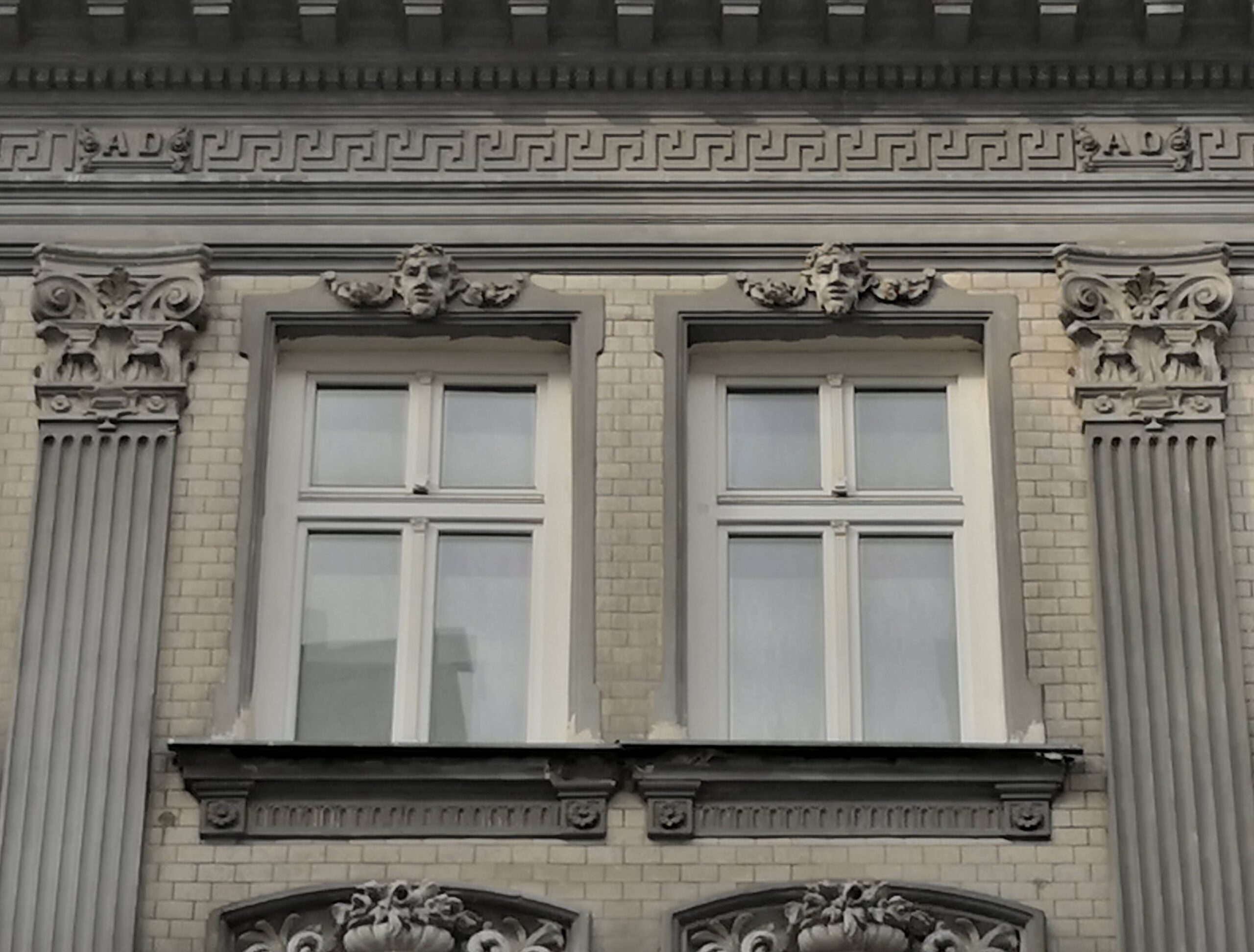 Elewacja frontowa. Oprawa okien III-go piętra (nad bramą). Fot. Małgorzata Maksymiuk 2022 r., źródło: AOD III.
