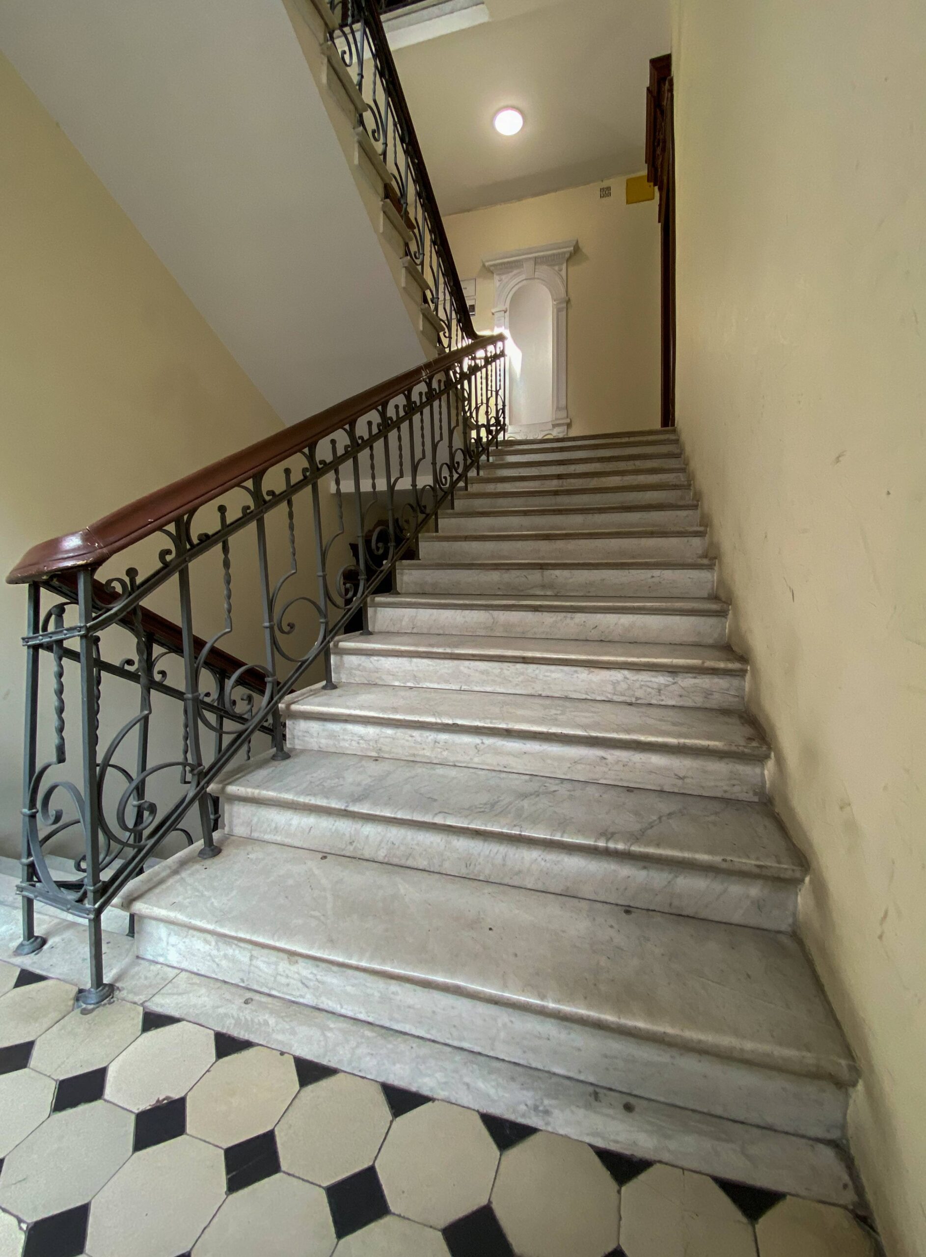 Główna klatka schodowa. Balustrada (kuta). Marmurowe schody. Fot. Wojciech Kmieć 2022 r., źródło: AOD III.