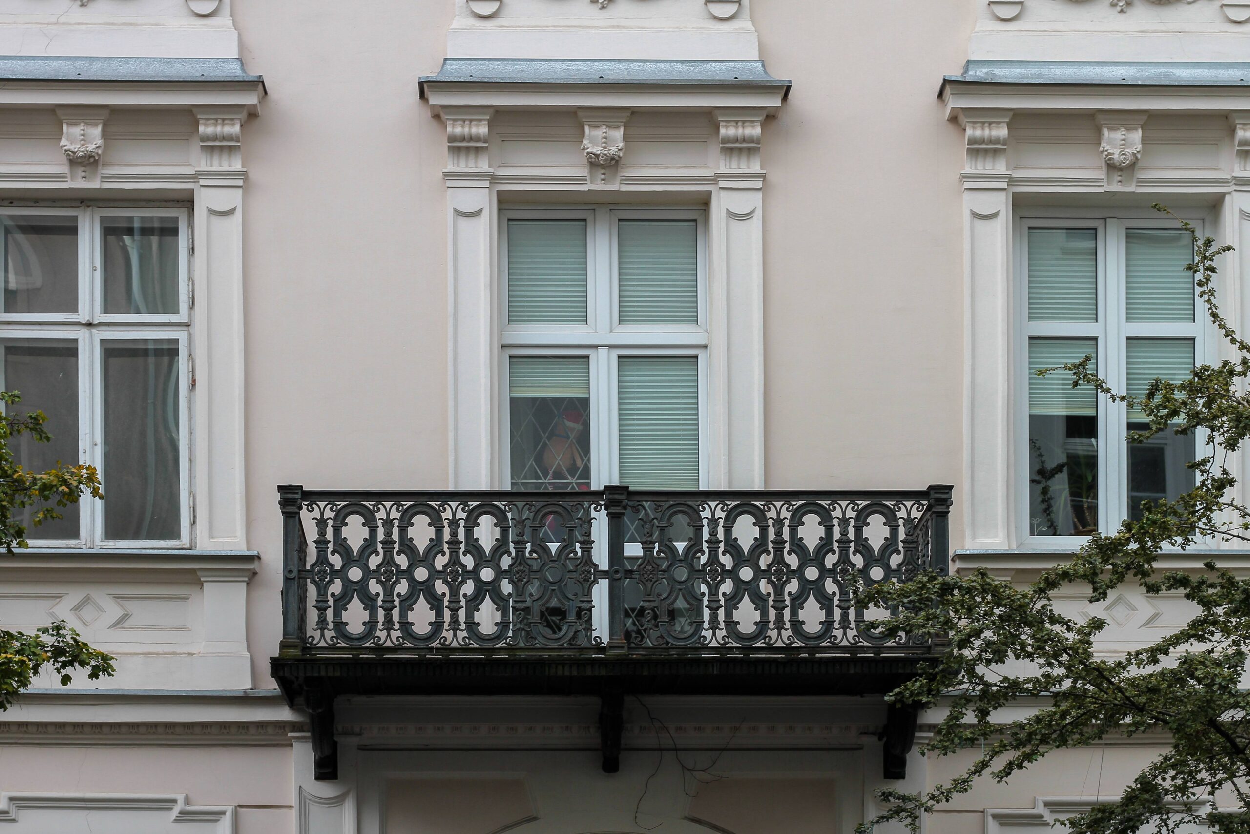 Elewacja frontowa. Żeliwny balkon I-go piętra. Fot. Wojciech Kmieć 2022 r., źródło: AOD III.