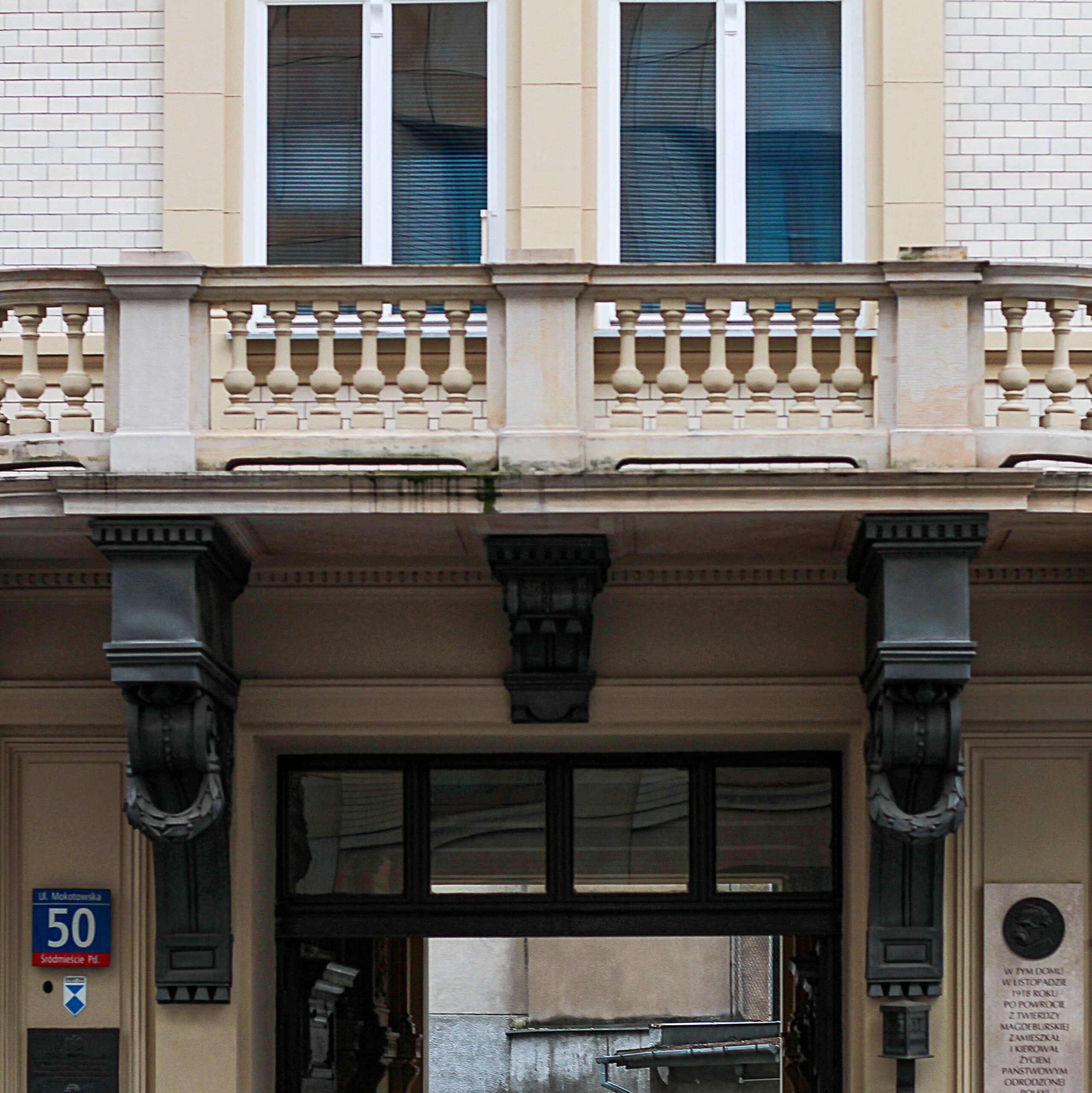 Balkon i-go piętra. Tralkowa balustrada i masywne kroksztyny Fot. Wojciech Kmieć 2022 r., źródło: AOD III.