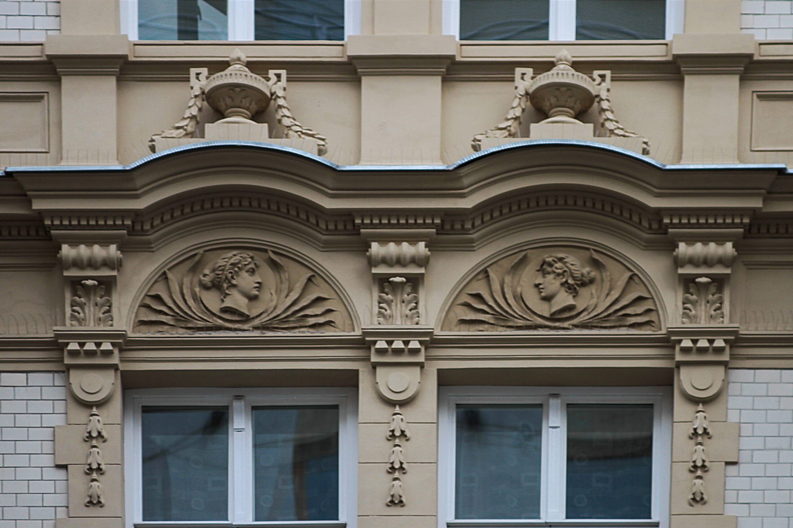 Naczółki nad oknami II-go piętra - bardzo bogato zdobione min. płaskorzeźbami. Fot. Wojciech Kmieć 2022 r., źródło: AOD III.
