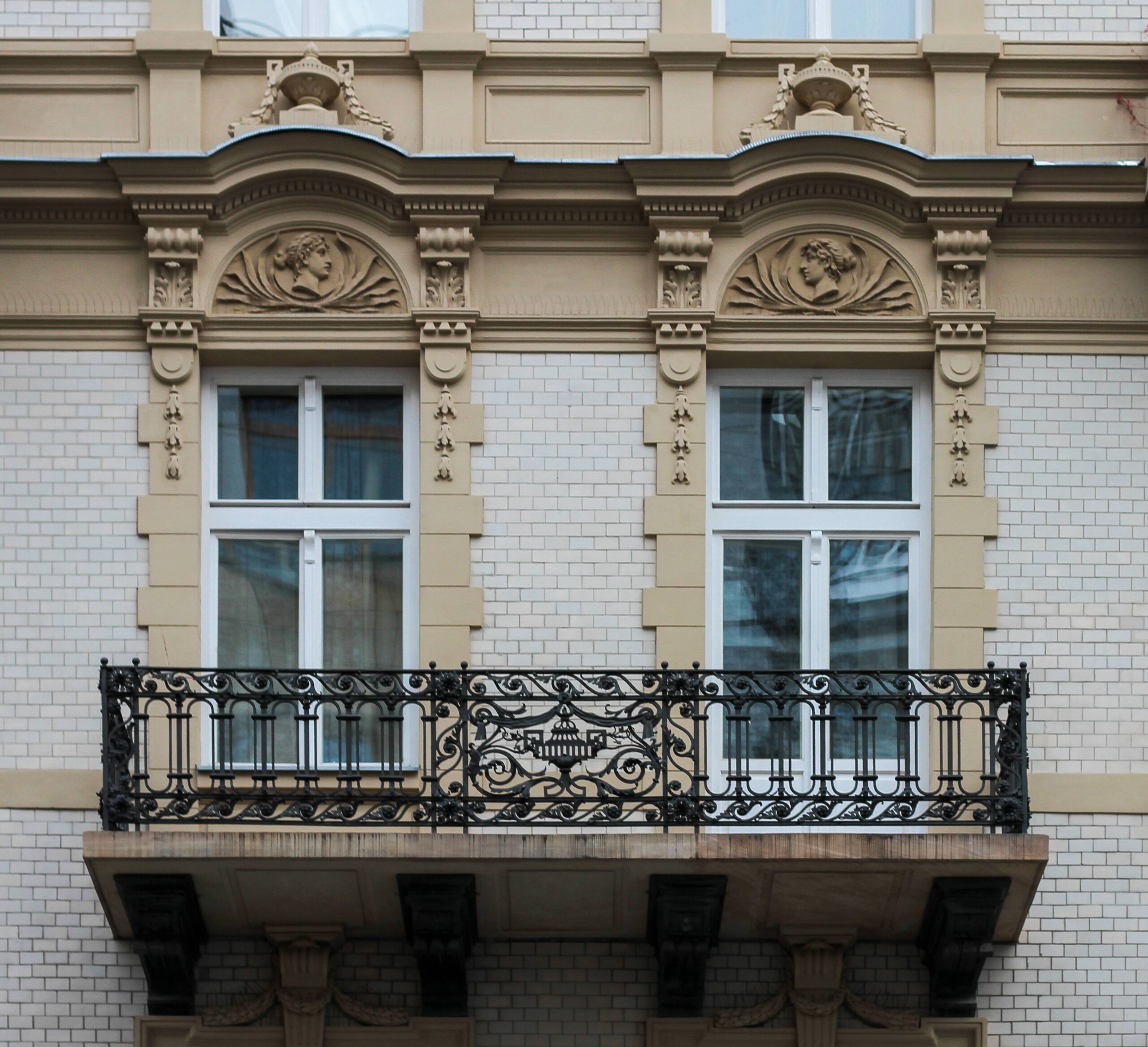 Podwójny boczny balkon II-go piętra. Boniowana oprawa okien. Naczółki z płaskorzeźbami. Fot. Wojciech Kmieć 2022 r., źródło: AOD III.